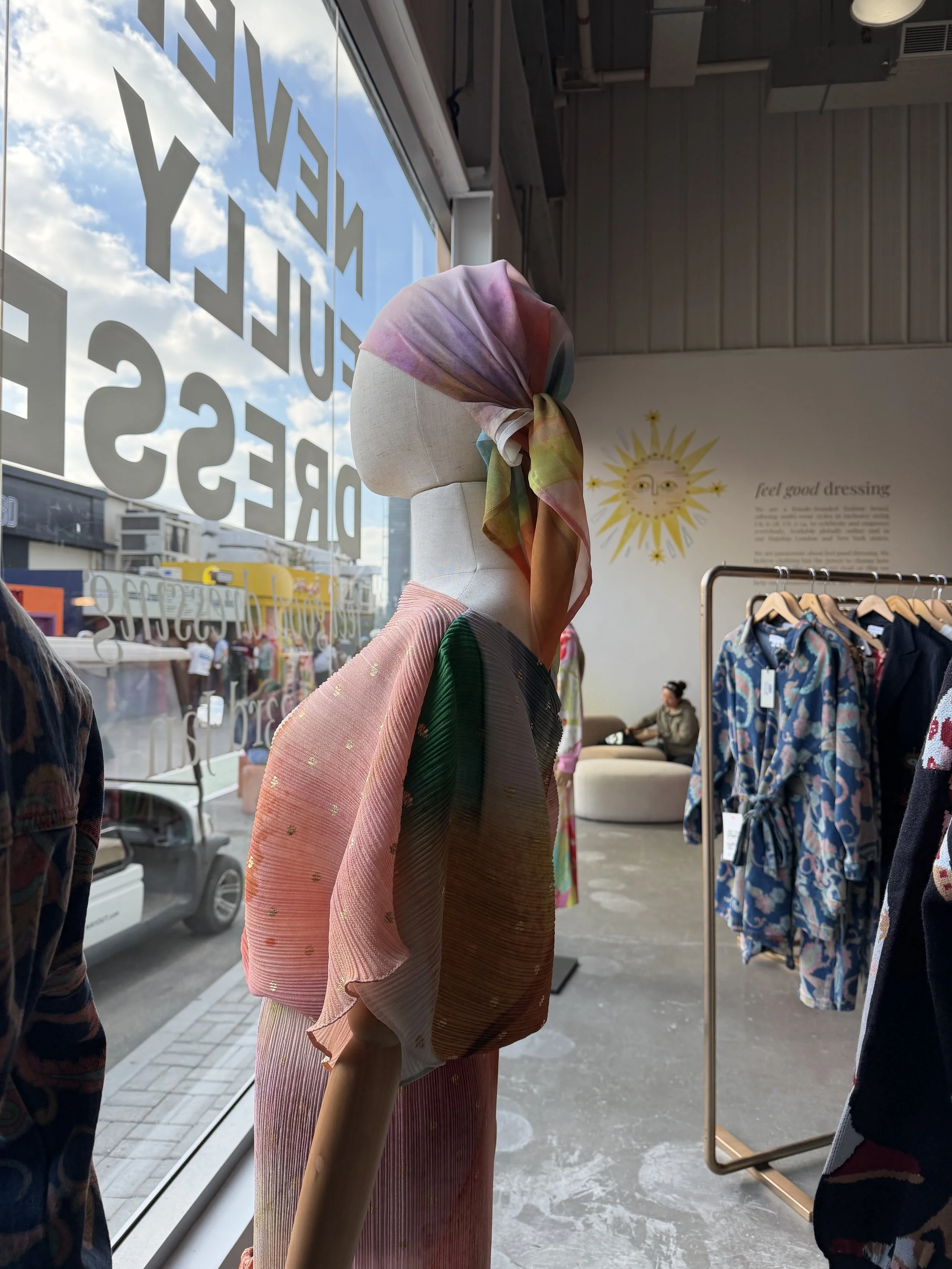 How Female Mannequins Improve Customer Navigation in Pop-Ups