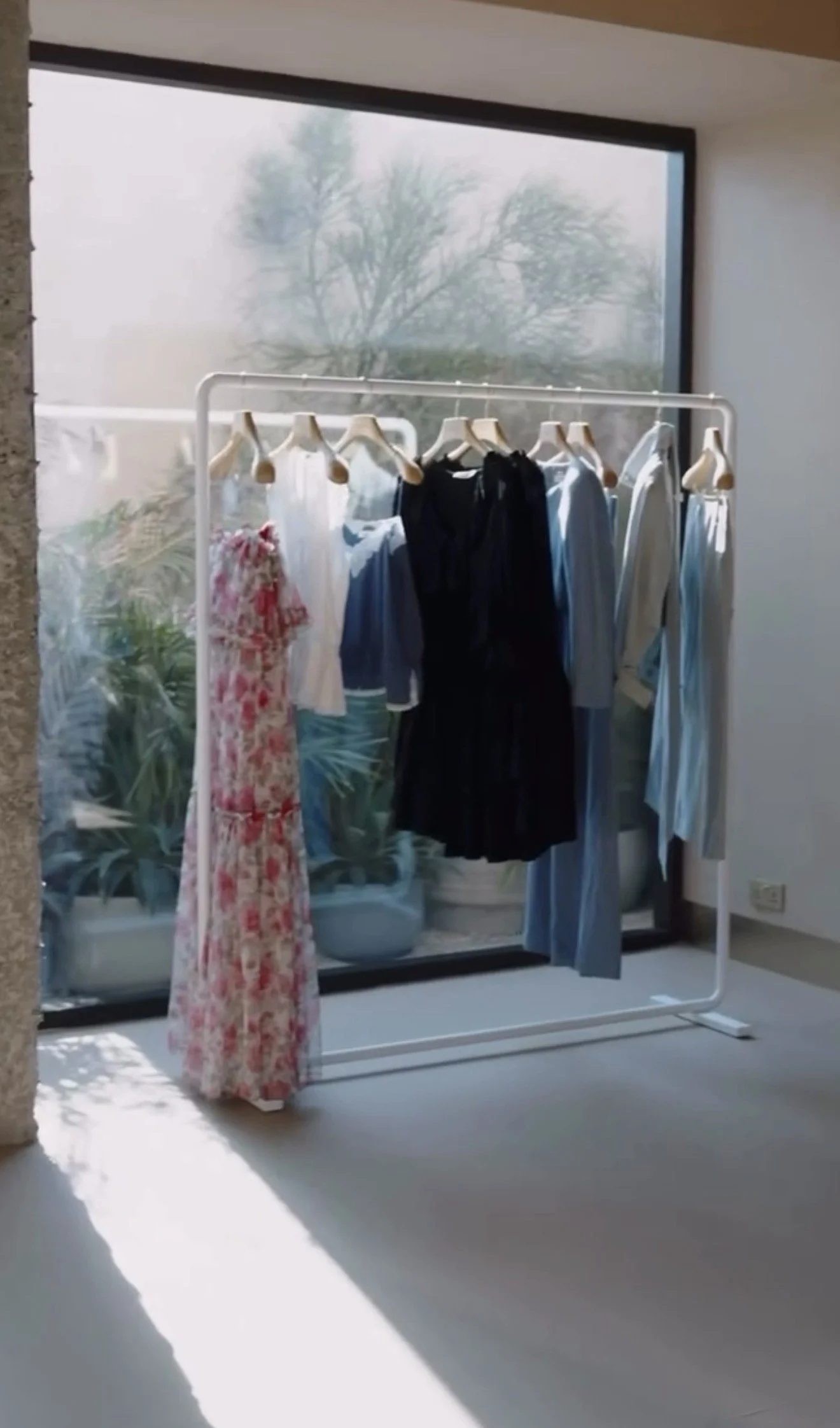 How Hanging Rail Rental Enhances Pop-Up Shop Experience