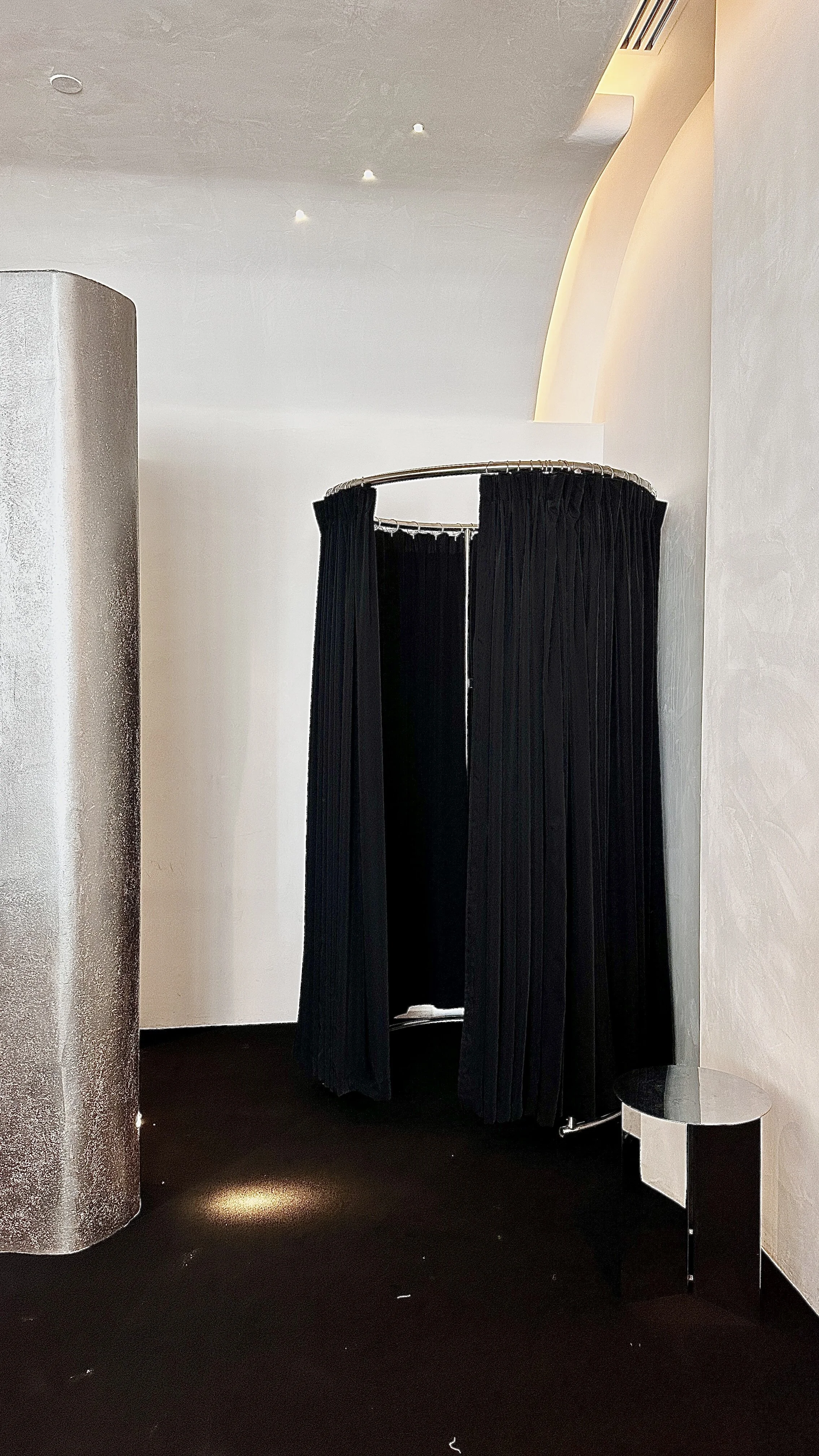 Portable Fitting Room vs. Permanent Changing Room: Which Is Better for Pop-Ups?