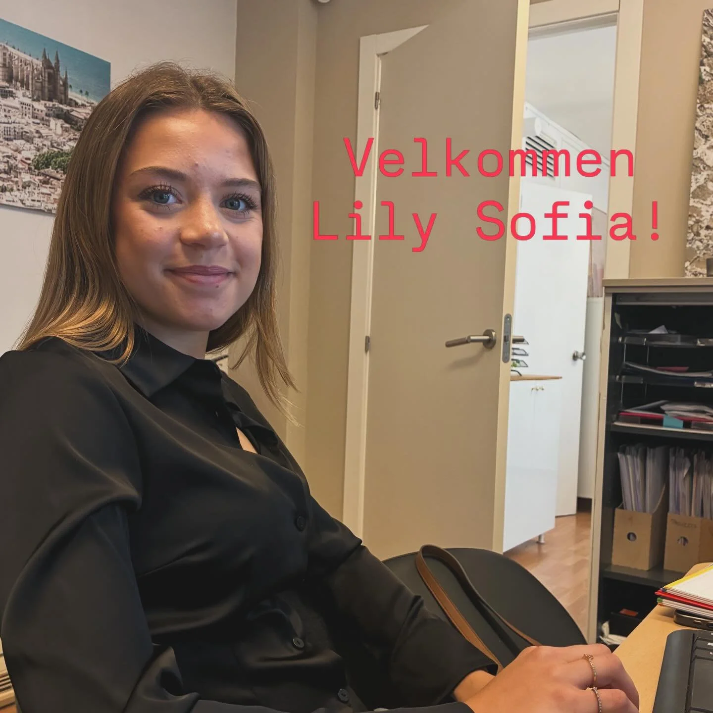 Vi er veldig glade for at denne unge damen har kommet til oss som trainee! 🥳🌷🤩 Velkommen til oss @lilysofiass Du har mye &aring; l&aelig;re, men vi har ogs&aring; mye &aring; l&aelig;re av deg! Lets Get Lost in Spain!! #dmc #newbee #work