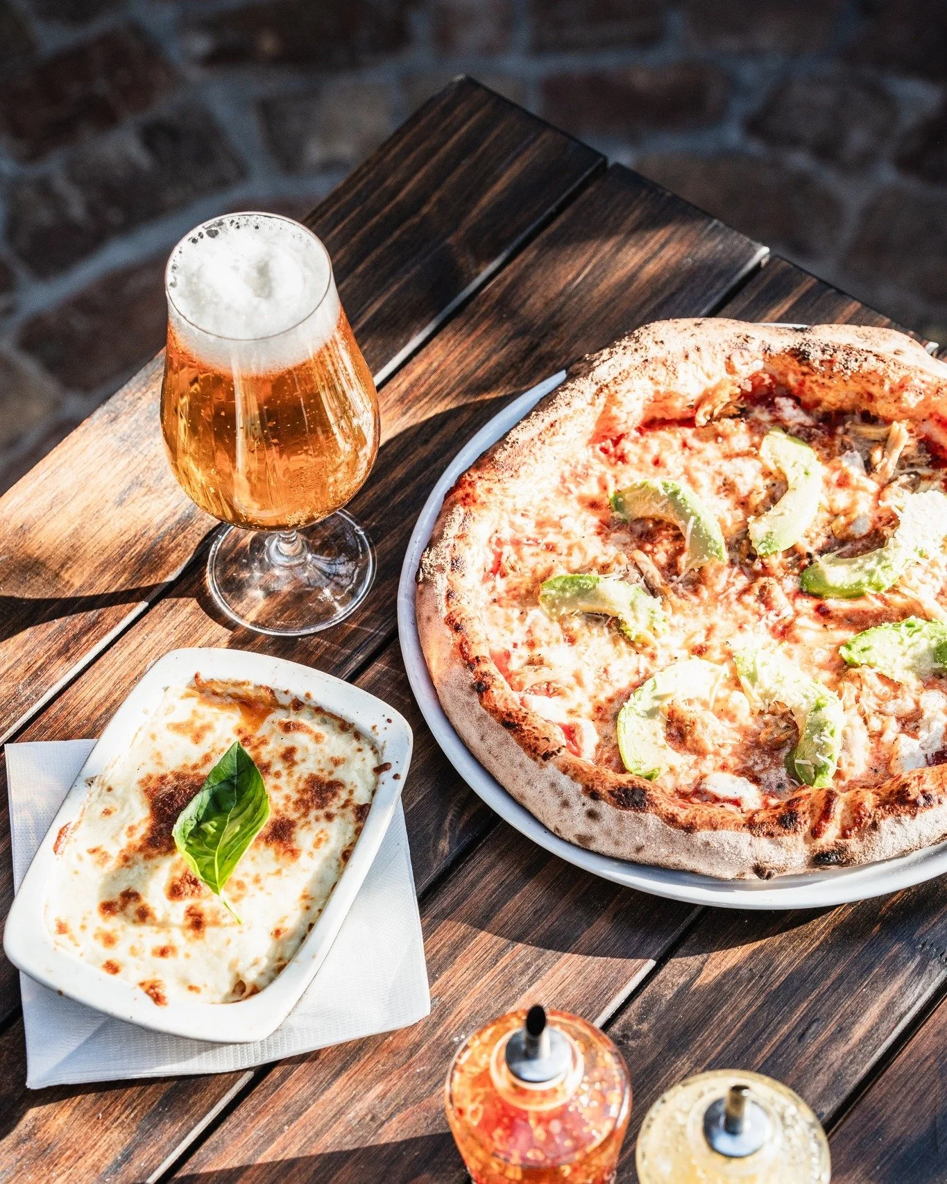 Weekday lunches just got a whole lot better π»ππ
Get a free @castlelitesa draught with any pizza or pasta, Monday-Friday, 12-3PM π₯
Book your spot now with the link in our bio.