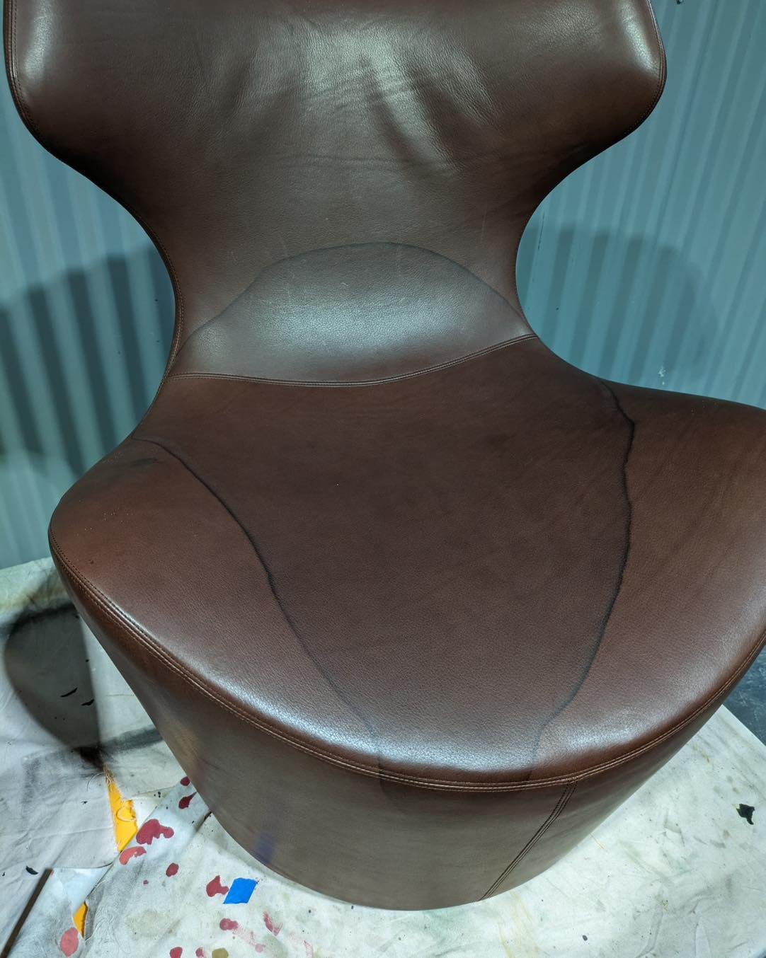 We recently had the privilege of restoring a beautiful BB Italia Piccola Papilio chair by the renowned designer Naota Fukasawa. This exquisite piece had a stubborn water stain that seemed impossible to remove, but our dedicated team worked meticulous