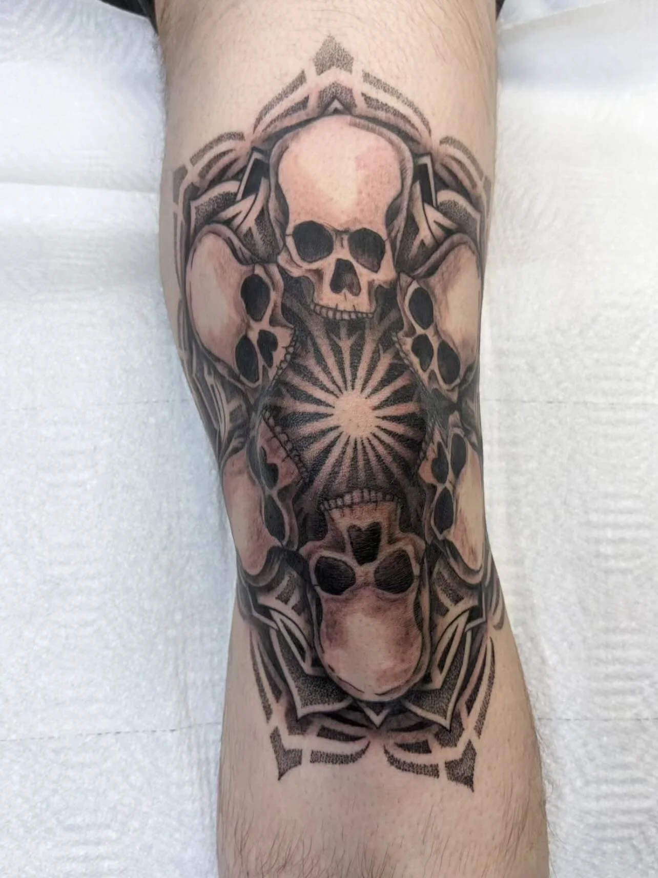 Skull knee 💀 by owner/artist @infinite_enigma 🙌 Ed is currently booking the rest of the year &amp; has limited space left for the upcoming @tommystattooconvention 🩸 Reach out to Ed directly to book 📱 #animaanimustattoo #cttattoo #cttattooshop #ct
