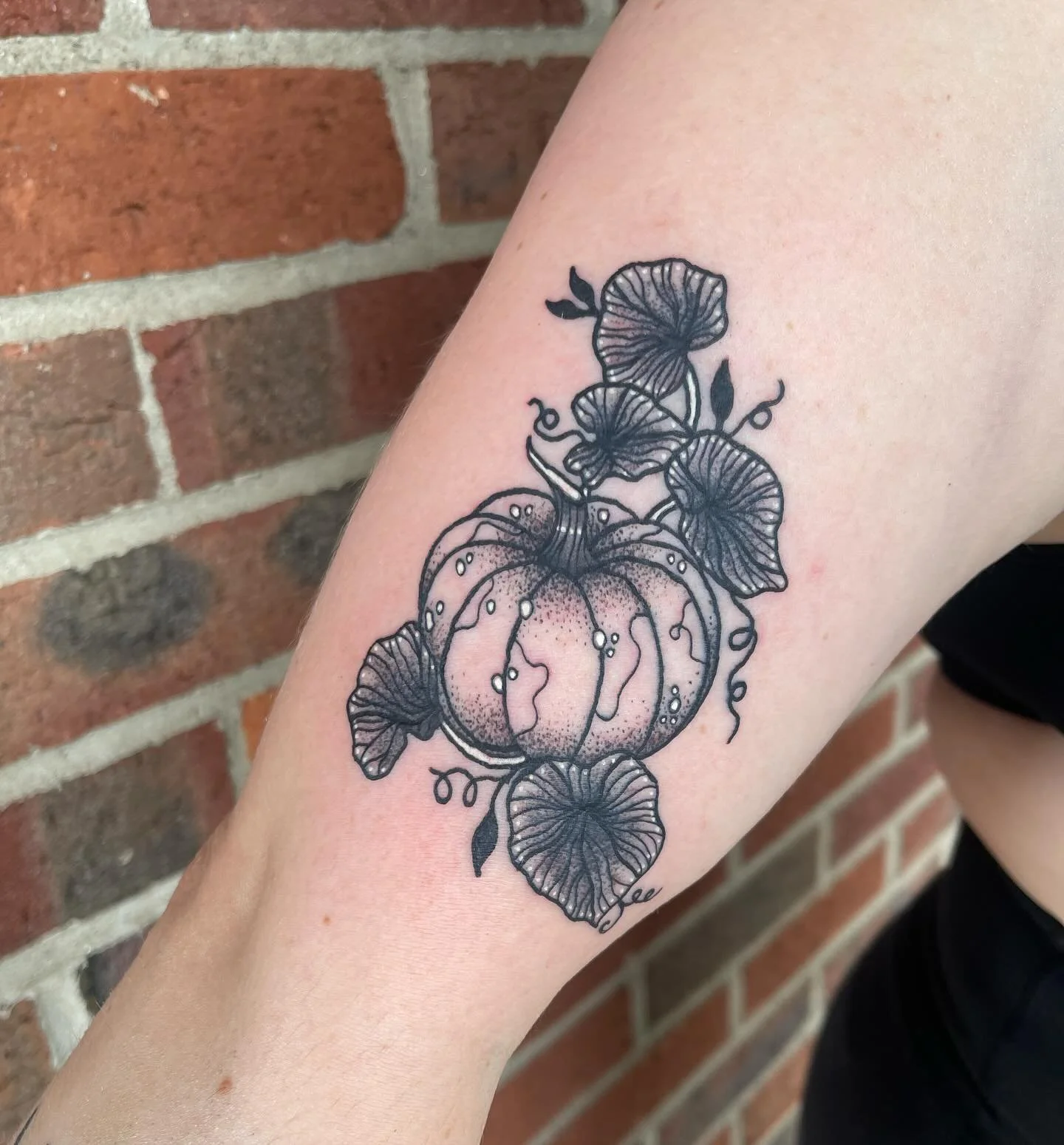 🎃🖤✨ Happy October! 🎃🖤✨ We&rsquo;re celebrating spooky season by featuring this new pumpkin tattoo by @theaggressivecrybaby 🎃 she has limited availability remaining for the rest of the year, DM her to book! #cttattoo #animaanimustattoo #thomaston