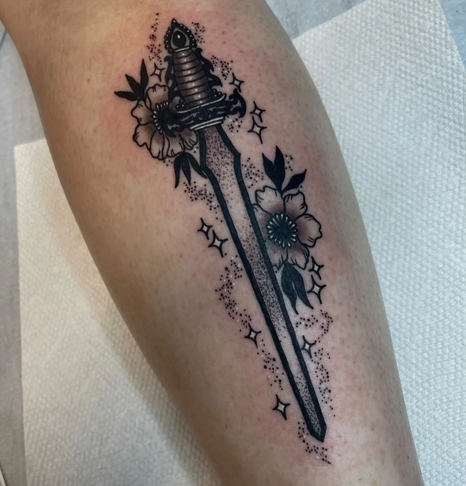 Sparkly fantasy sword 🗡️✨ by resident artist @theaggressivecrybaby from her flash! She has tons more flash to choose from for a low, flat rate and has limited availability for the rest of this year! Email her at theaggressivecrybaby@gmail.com to boo