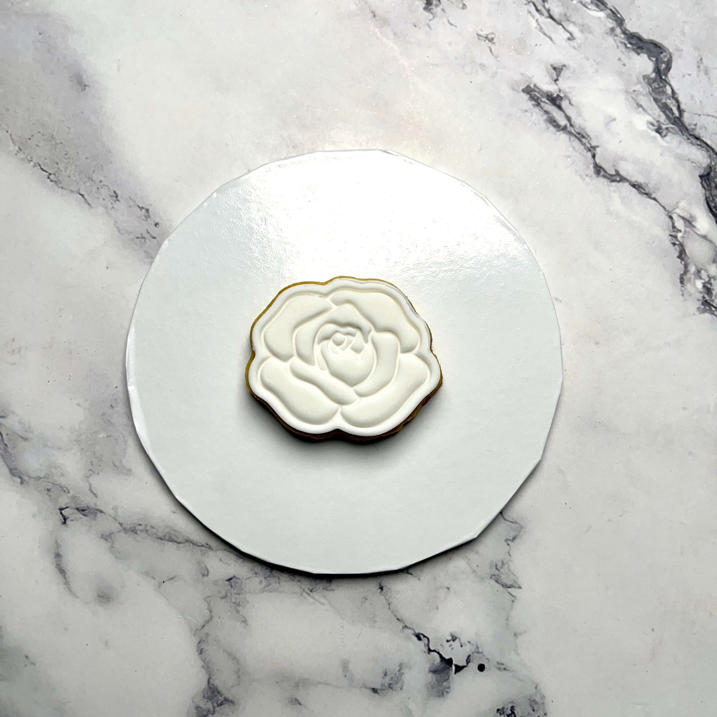White+Rose+Fondant+Cookie.jpg