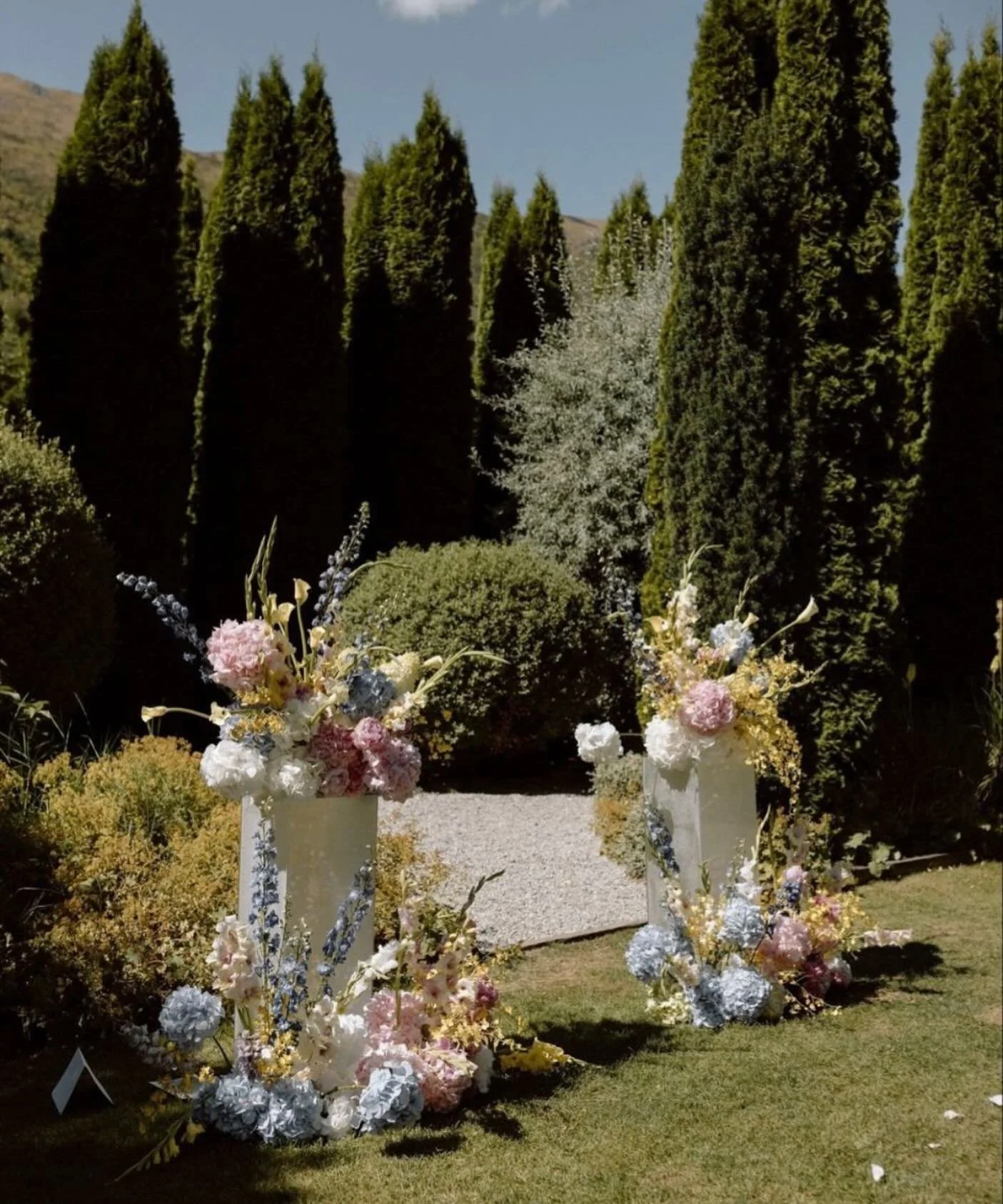 Dreamy ceremony flowers 🕊️ 

@pinterest