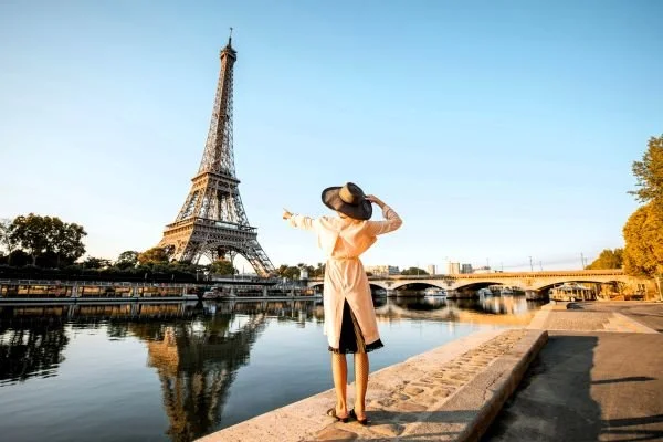 The Paris Bookshelf: The Art of Wandering the City