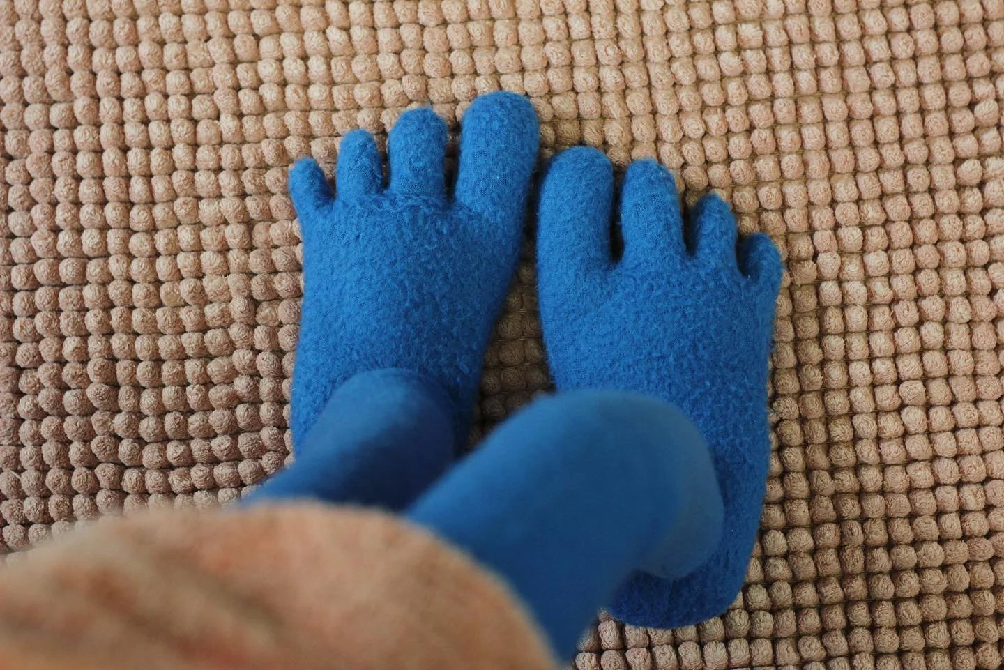 Fresh blueberries 🫐

#feet #puppet #blueberries #shower