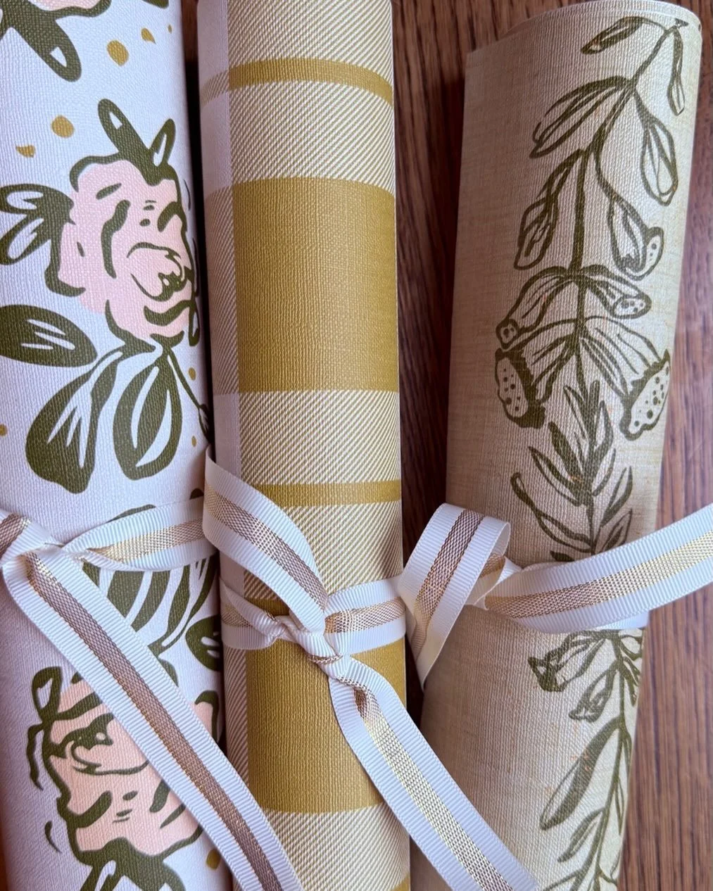 Evanthe, Channing and Ferguson&hellip; three timeless wallpapers shown here in gold and cream. Each design brings its own personality, from delicate florals to modern plaid. Available in multiple colorways to suit any room&rsquo;s mood. 
🔗shop link 