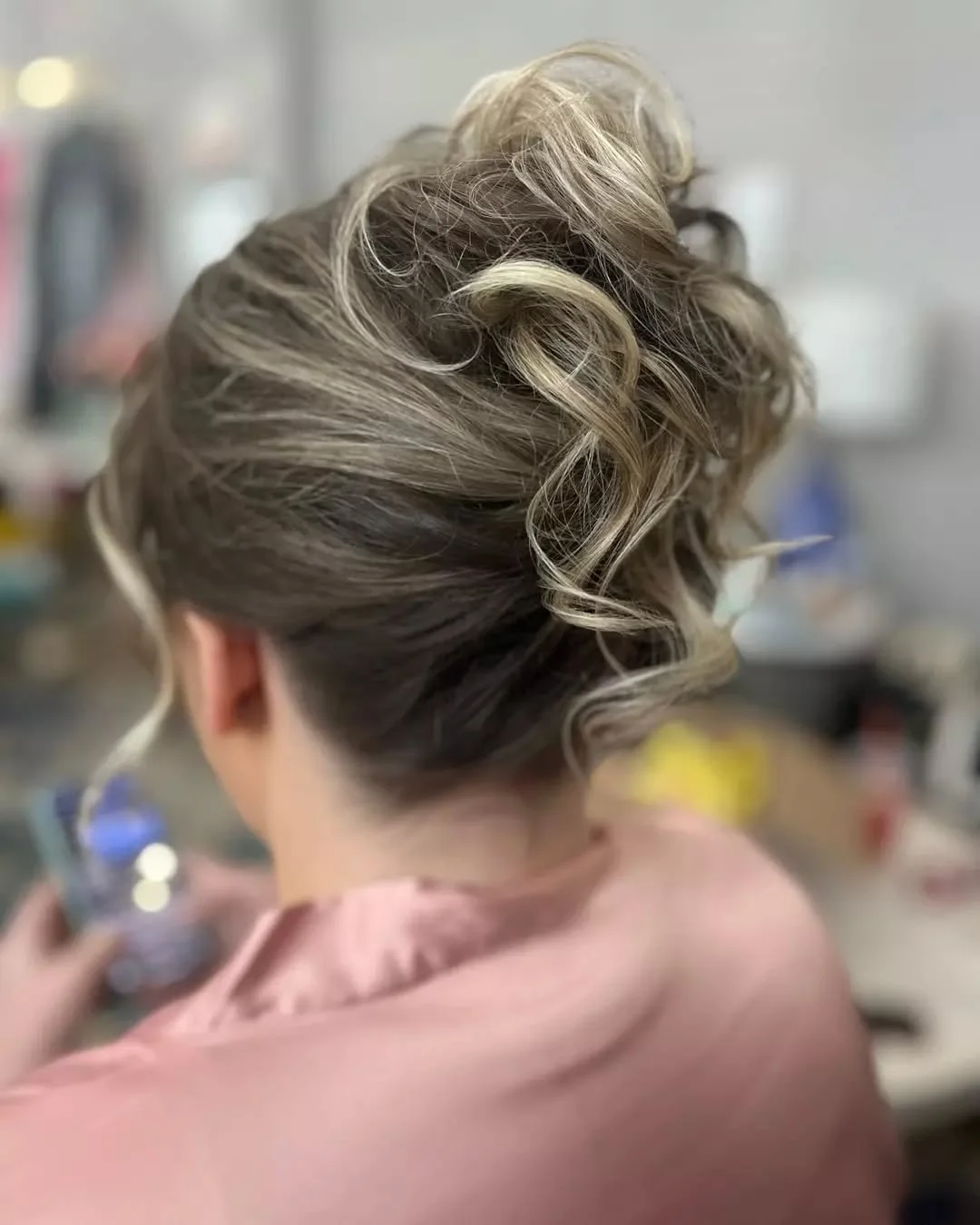 🌟 Say hello to our most popular bridal updo of the season! This timeless look is stealing hearts and we couldn't be happier! 💖✨ Are you team updo?
.
.
.
#BridalBeauty #WeddingHair #bridalhair #weddinglove #travelbeautyteam #hairandmakeupteam #detro