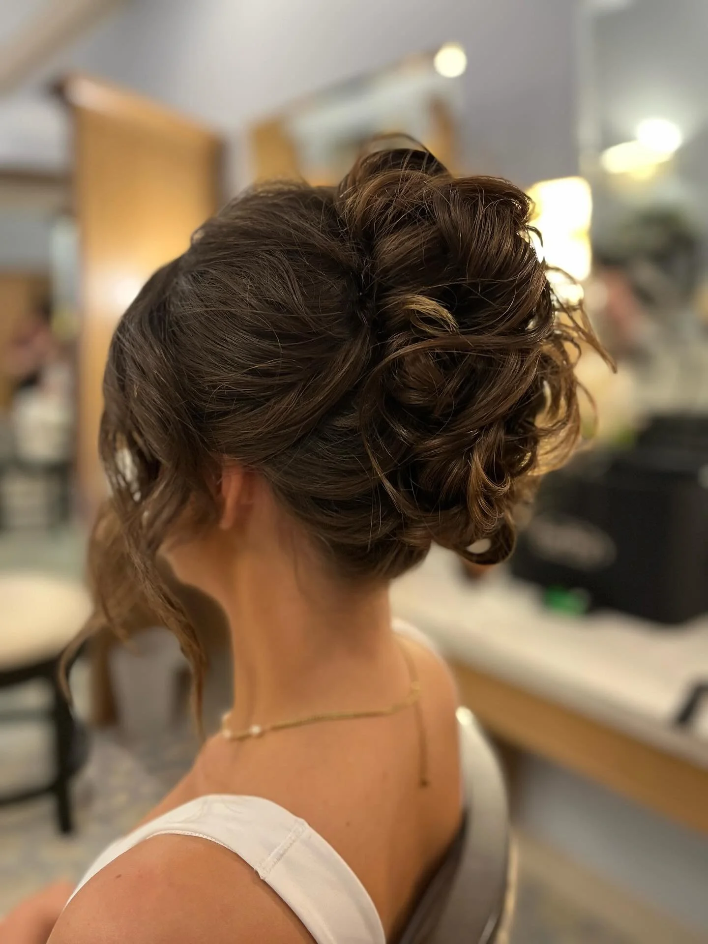 We are obsessing over the updo of the reason! A fun modern twist on the French twist 🤩💍
.
.
.
#frenchtwist #themakeuploft #bridalhair #travelbeautyteam #detroitweddings