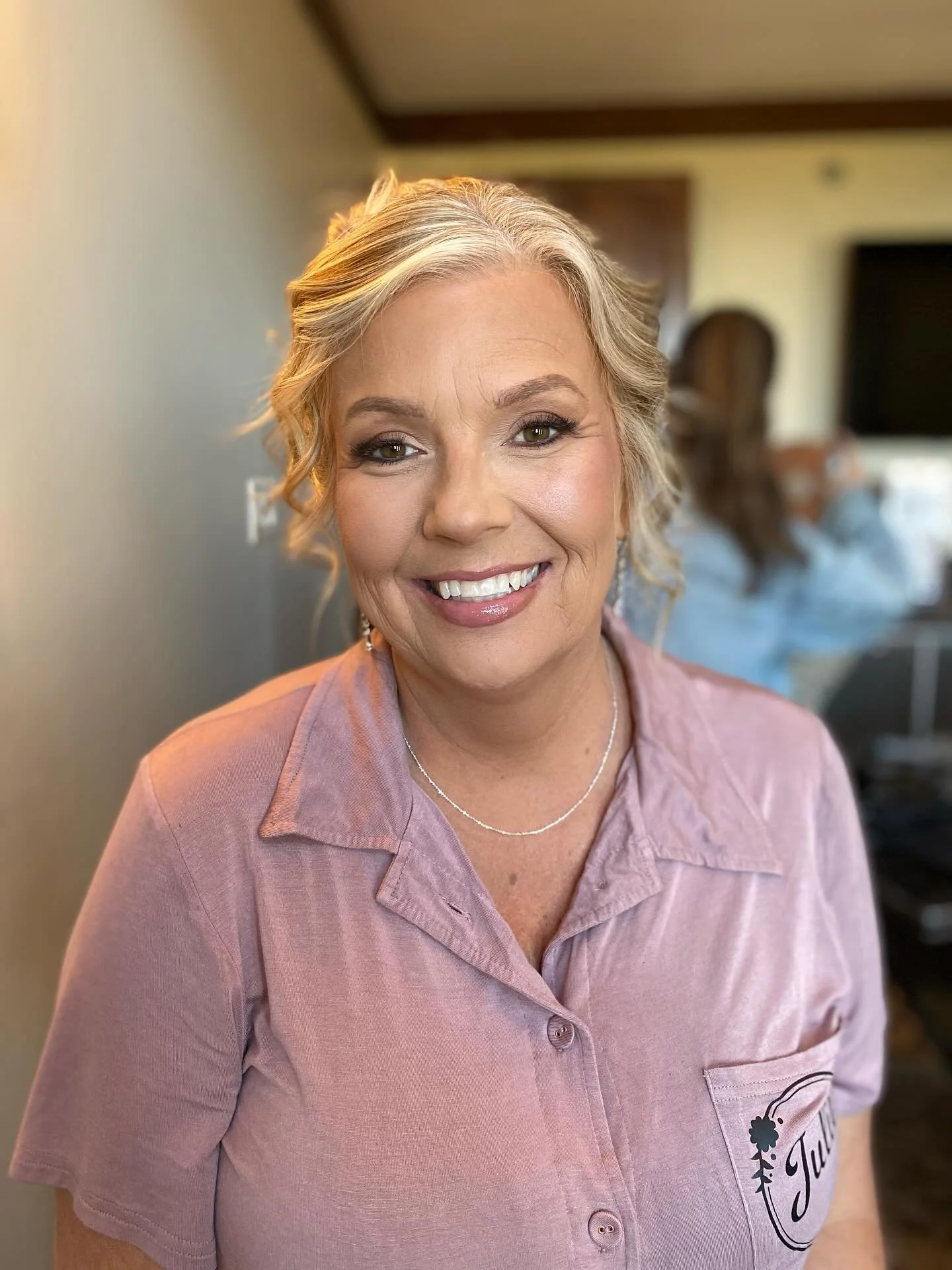 Gorgeous and absolutely glowing! Obsessing over this soft glam look 💕🙌🏼🤩
.
.
.
#mobmakeup #themakeuploft #travelbeautyteam #hairandmakeupteam #welovemakeup #bridalmakeup #softglam