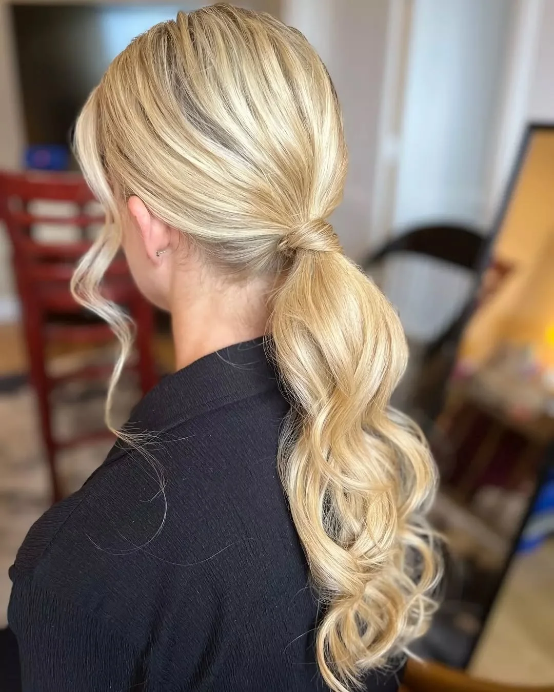 We love a power pony moment💁&zwj;♀️😍🙌
.
.
.
#powerpony #bridesmaidhair #hairobsessed #weloveupdos #bridlahair #travelbeautyteam #detroitweddings