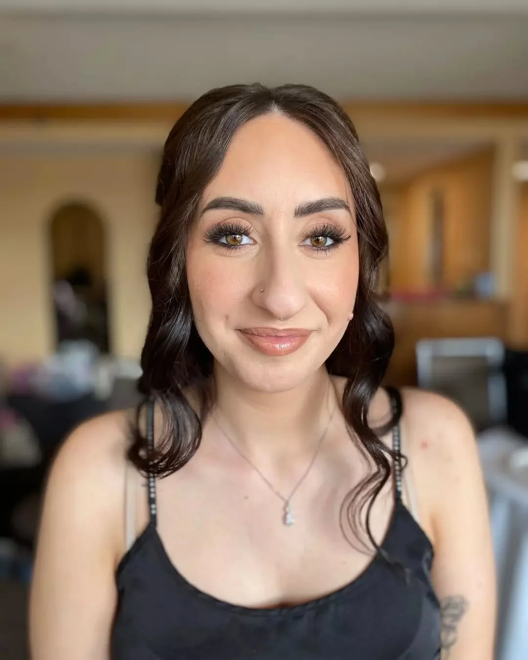 🍂✨ Embrace the magic of fall with a darker glam look! Perfect for those cozy weddings! Bring out the bold shades and let your beauty shine! 💄 
.
.
.
#FallWeddings #GlamVibes #makeuplove #fullglam #bridesmaidmakeup #cosmakery #bridalmakeup #travelbe