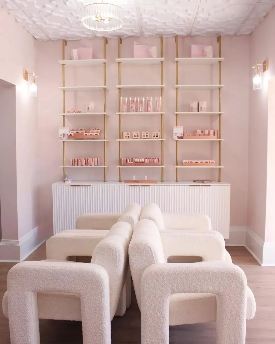 The prettiest views are right here. Inside Cosmakery, every detail is designed to inspire your beauty routine. Where the magic happens! 💕✨