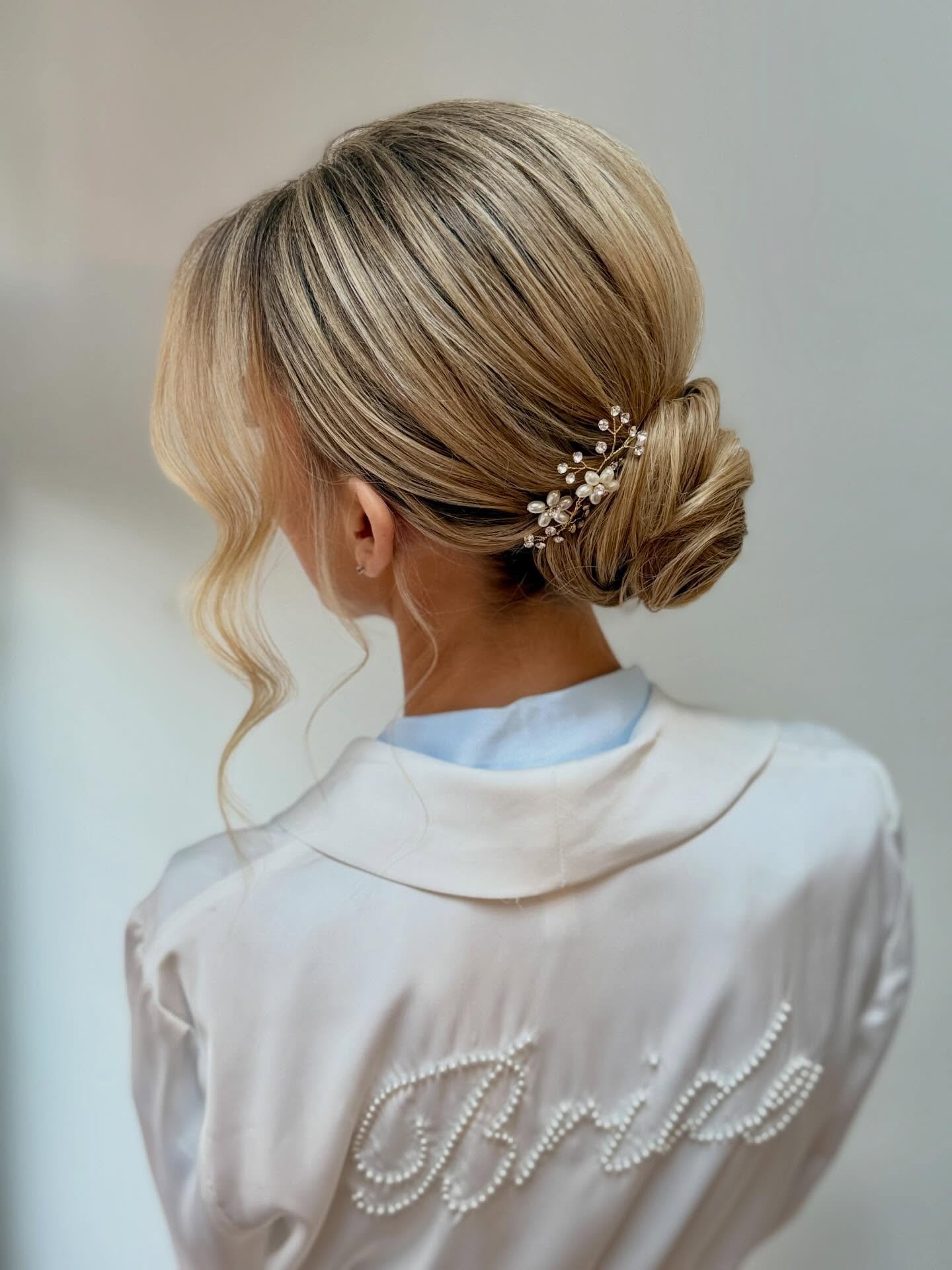 Sleek and elegant is what this gorgeous updo is giving😍✨💁🏼&zwj;♀️
.
.
.
#bridalhair #bride #updo #sleekupdo #travelbeautyteam #wedohairandmakeup #detroitweddings