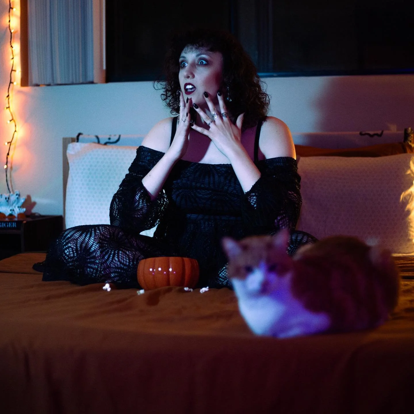 Waiting for the jump scare like… 🎃👻🍿
What scary movies are on your list for October???
📸: @mikes.monsters 
#october #octobervibes #halloween #halloweenvibes #spooky #horrormovies #horrorfan #horrorcollector