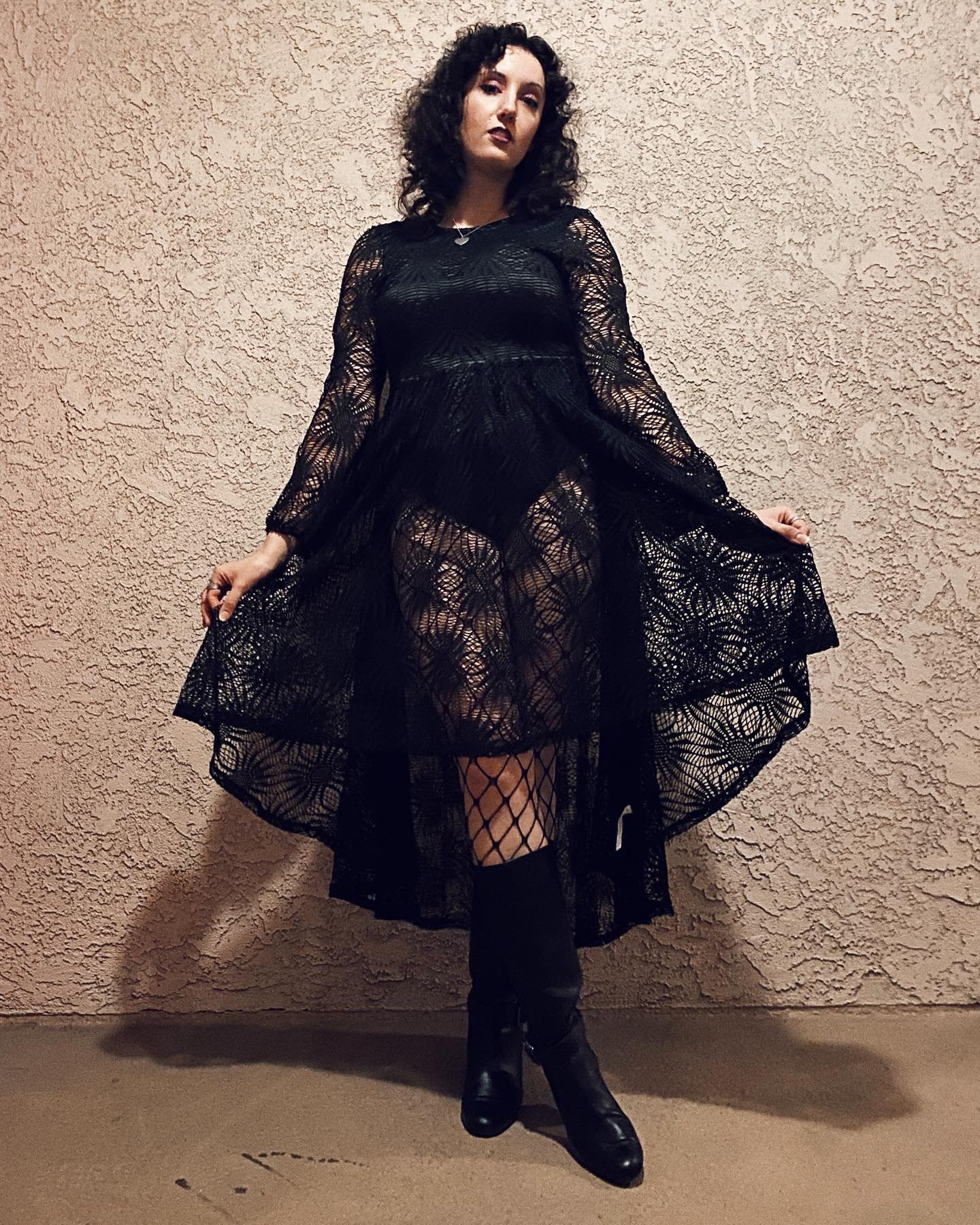 It’s the season of the… ✨
#witch #witchy #spooky #halloween #happyhalloween #halloweencountdown