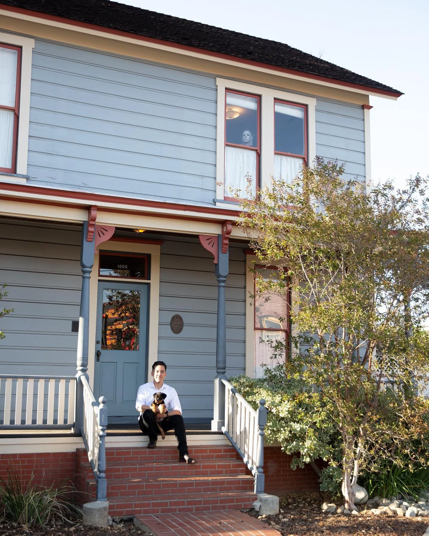 I’m about to break y’all’s minds. That creep in the window— yep, that’s me. 
Happy Halloween 🎃
#halloween #halloweenmovie #michaelmyers #yepthatsme #horror #horrormovies #spooky #throwback #michaeldougherty
