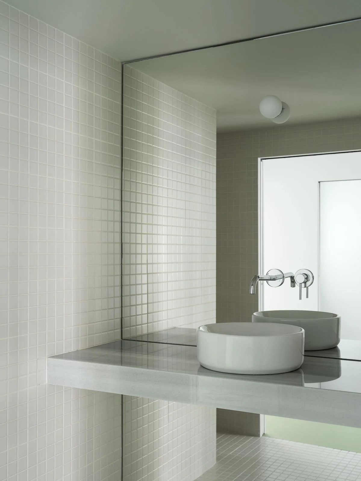 mirrored bathroom splashback