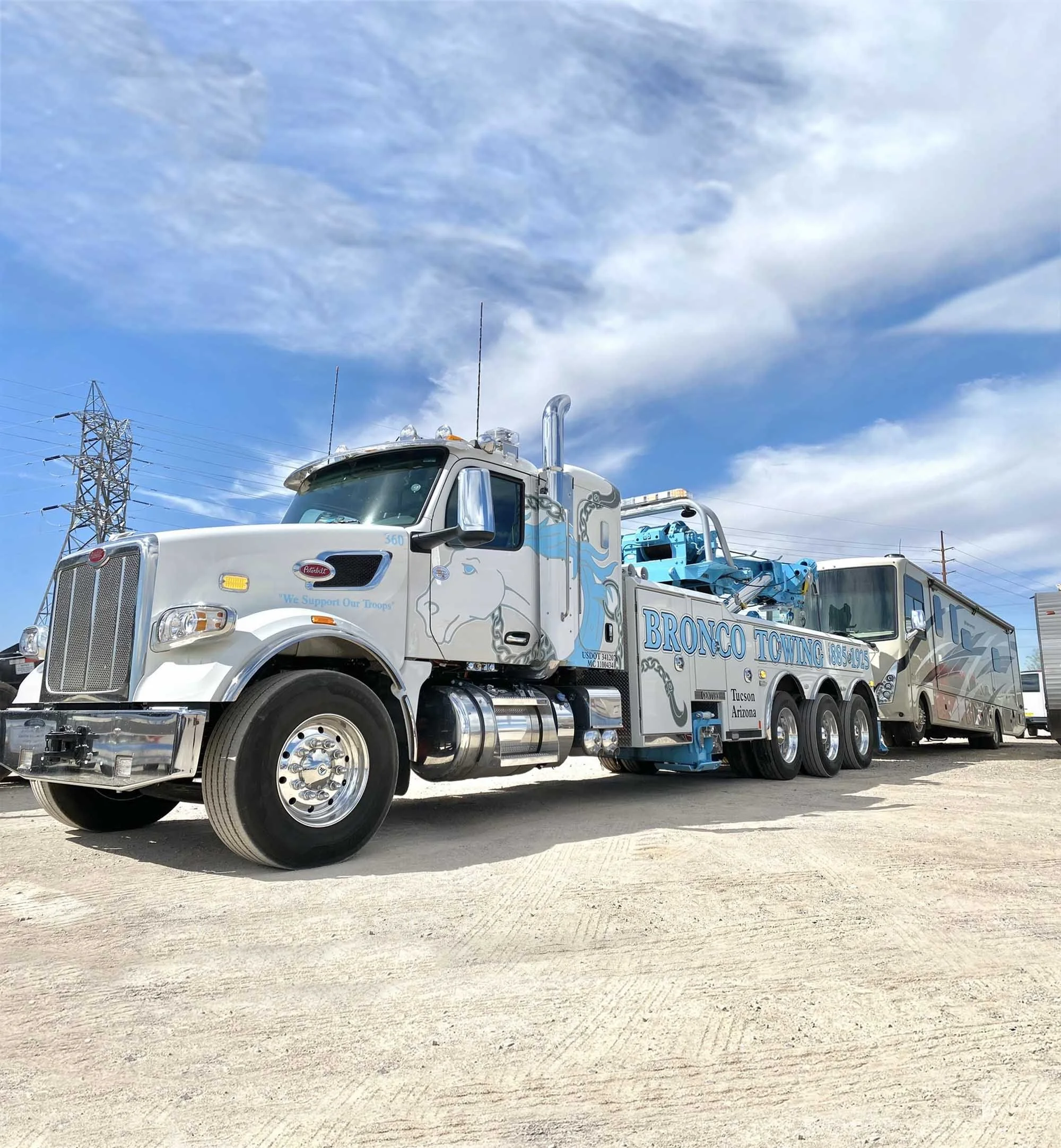 Heavy Tow Truck Towing RV