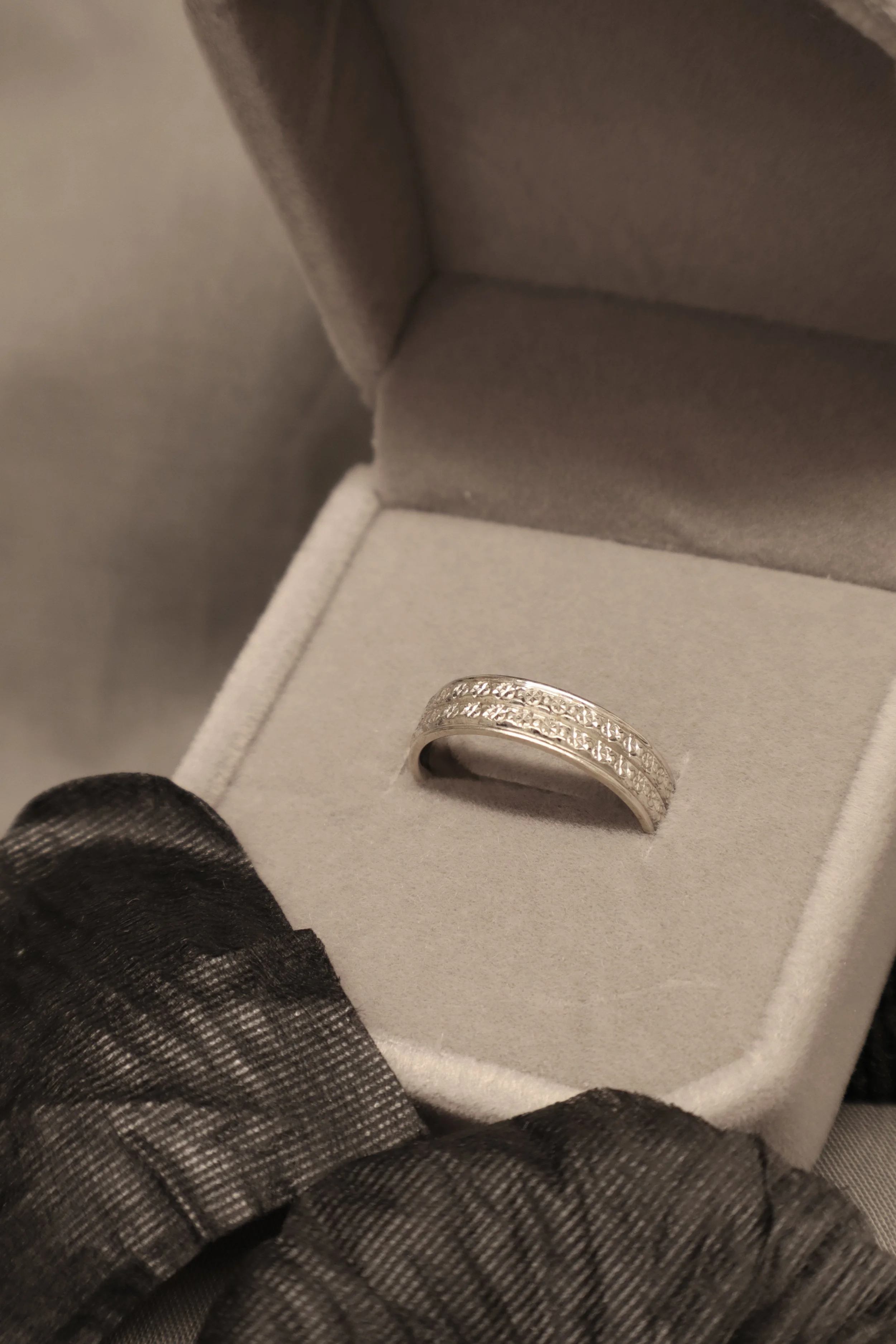 9ct WHITE GOLD DIAMOND CUT BAND