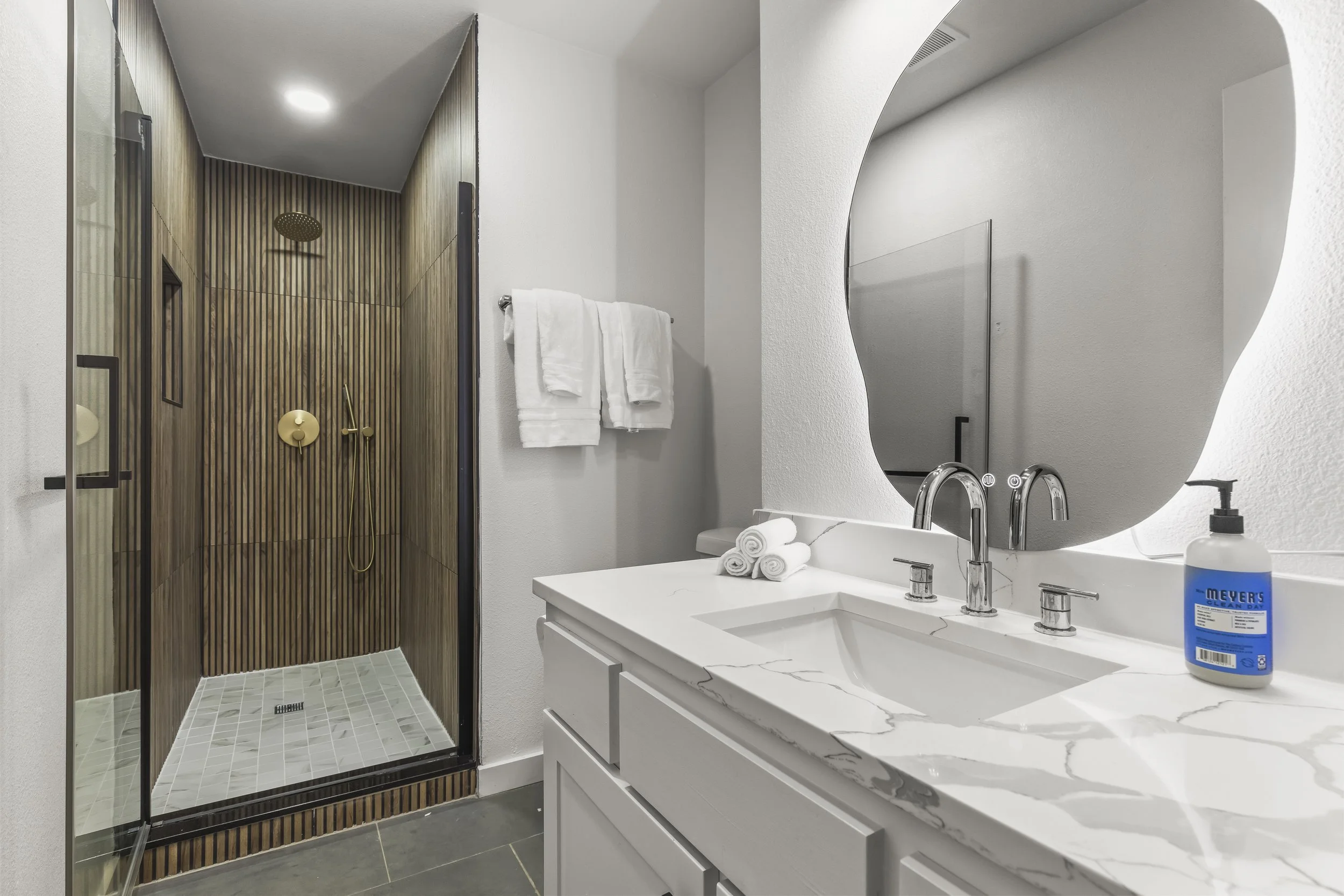 downstairs bathroom - 1.JPG