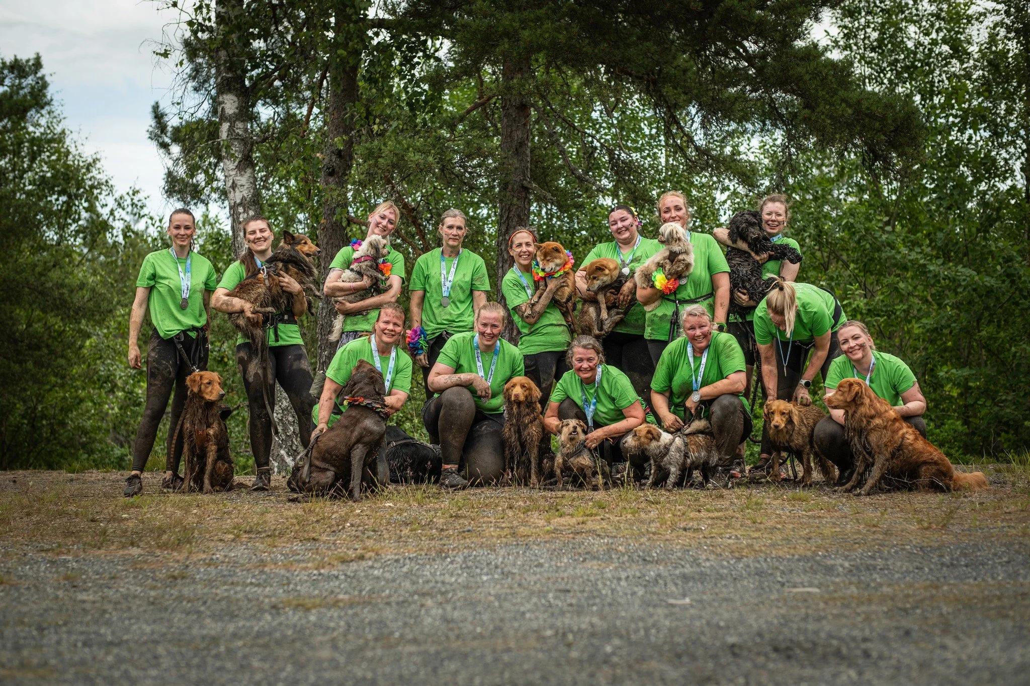 Hverdagspoten 🐾

Om vi sier Hverdagspoten, hva tenker du da?
Dette er oss. Dette er Hverdagspoten. En gjeng mennesker som har blitt kjent med hverandre gjennom hundetrening. Som n&aring; stadig ser hverandre p&aring; hverdagslydighetstrening, og som