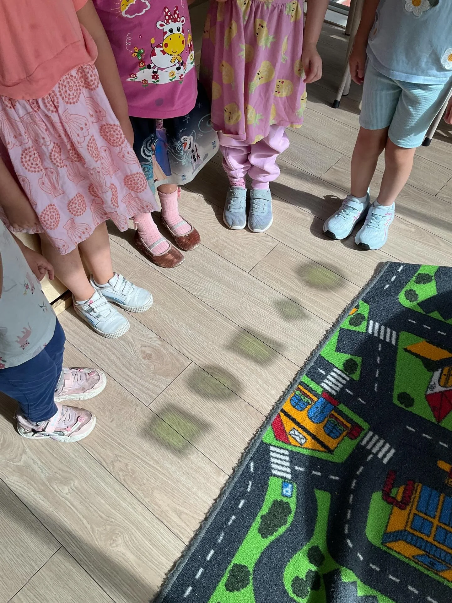 ☀️ As the sunlight shone through the window, children noticed the beautiful green shadows and patterns appearing across the floor from their suncatchers.

They were very intrigued watching the light shine through the green glass paper, pointing out t
