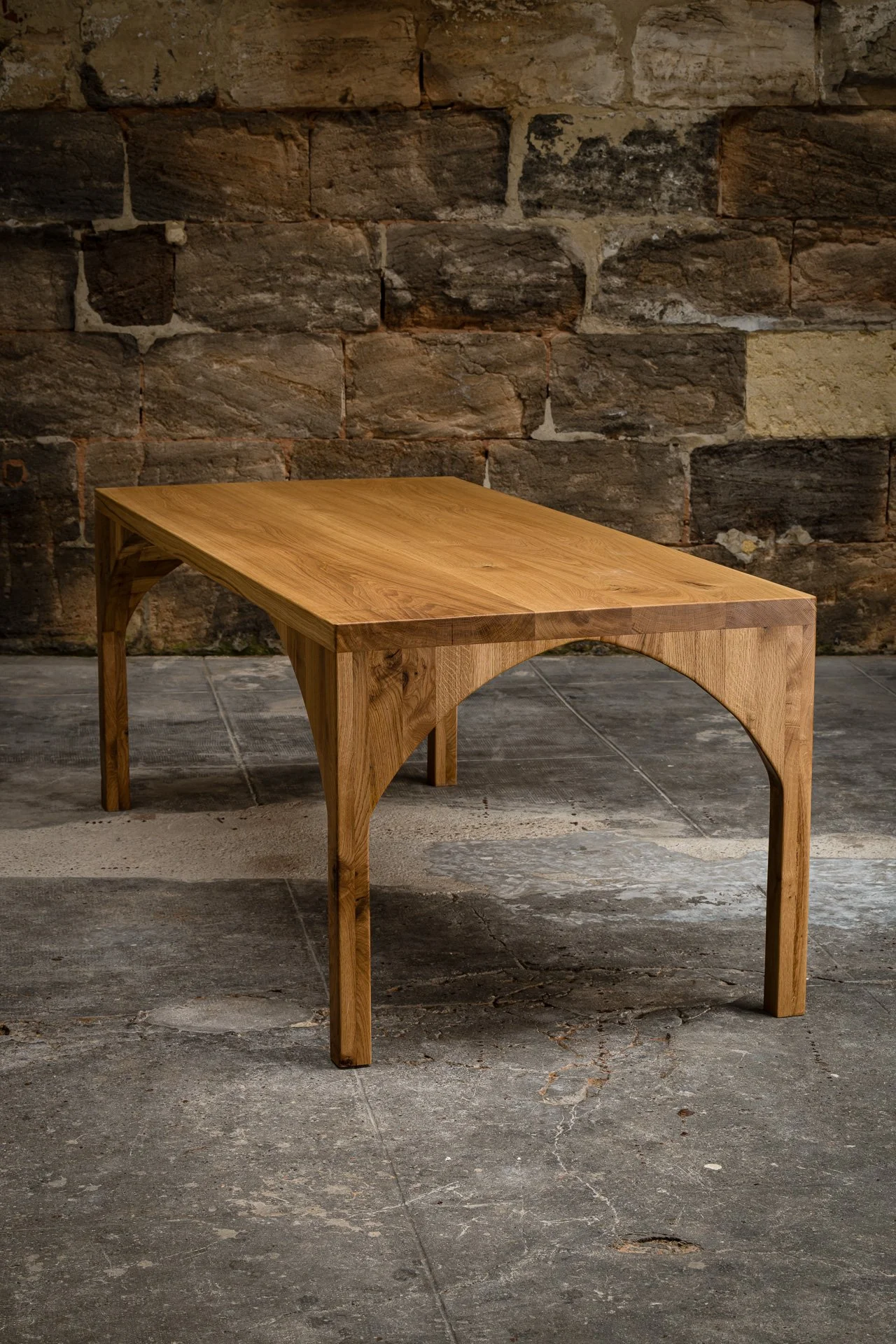 Table en chêne massif signée Goat Lab Furniture