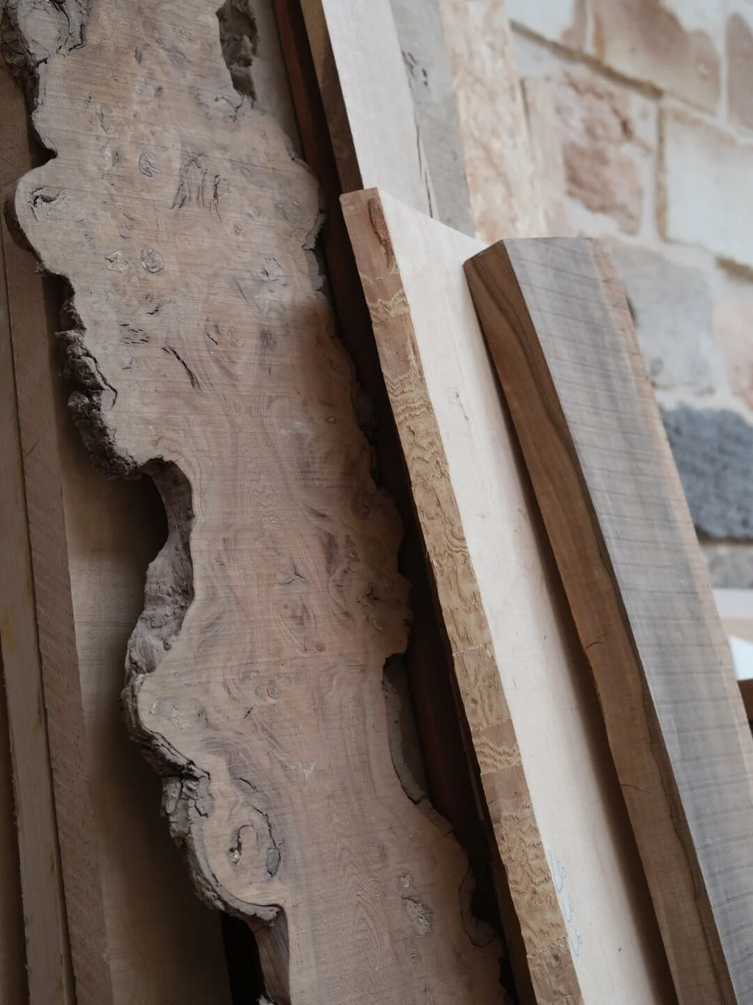 Planches de bois, frêne, chêne, noyer, orme
