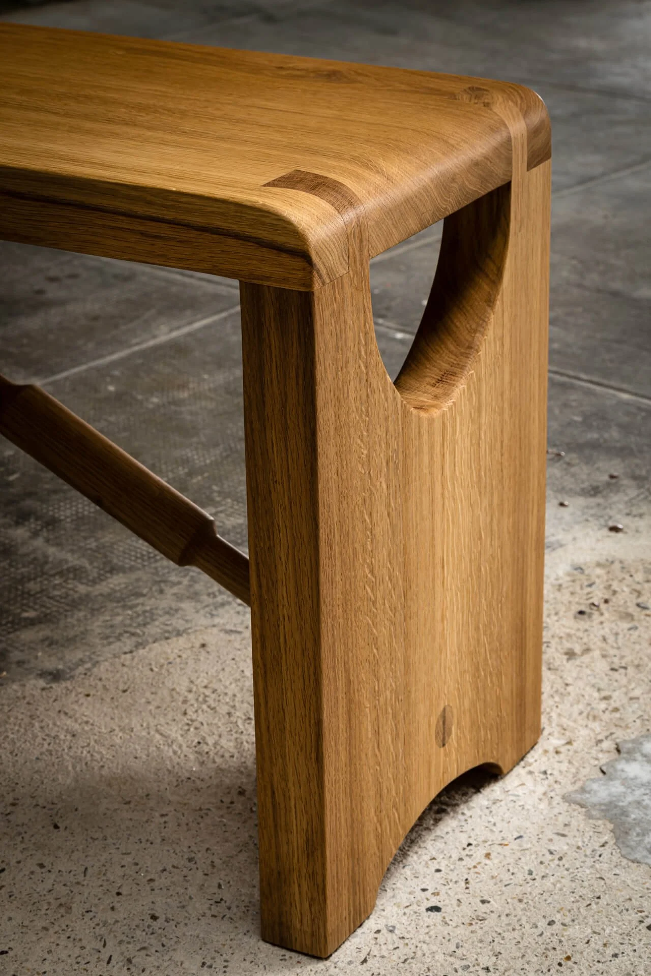 zoom sur un banc en bois massif collection Bamba