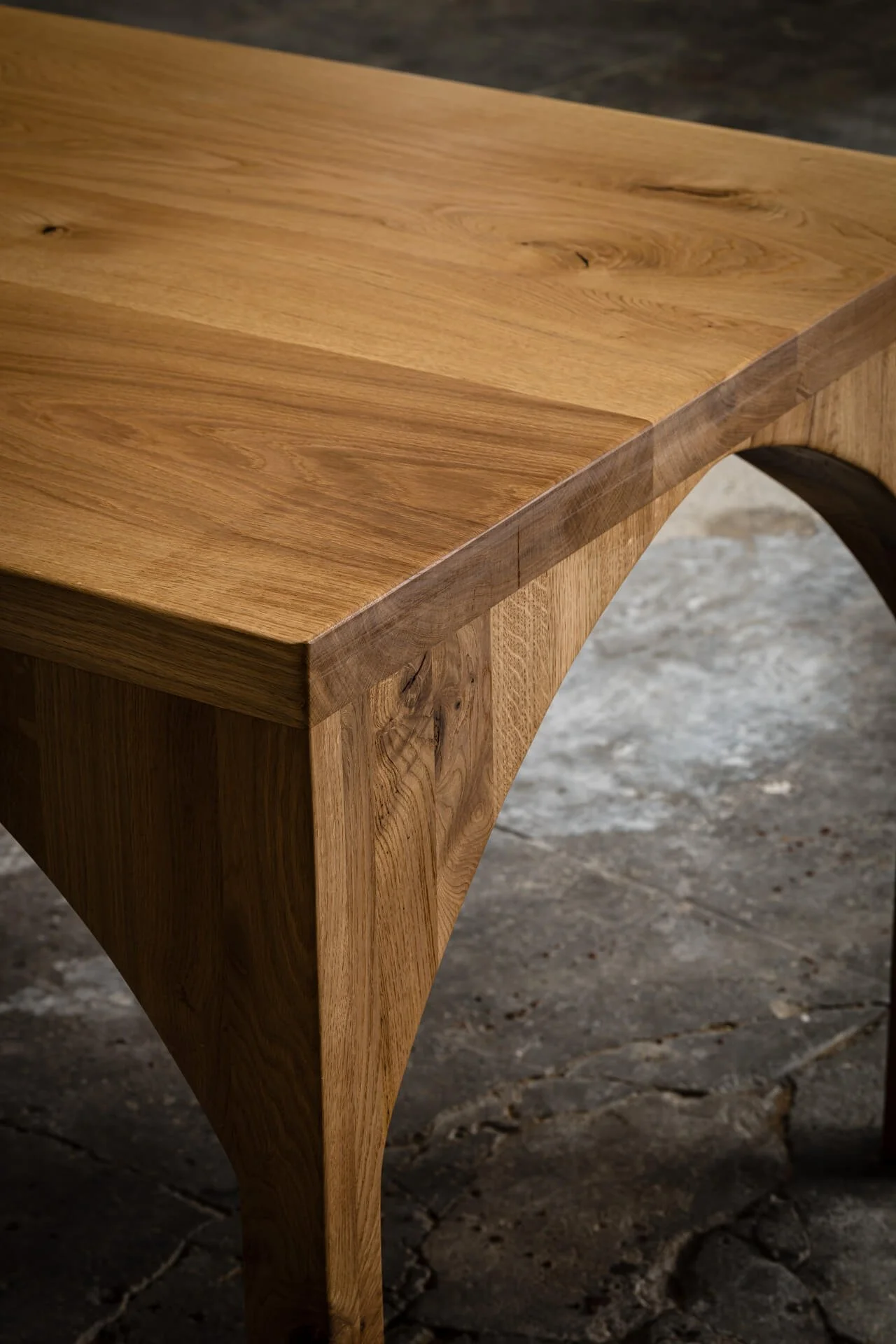 Table en bois massif fabriquée à Bordeaux Sud-Ouest France