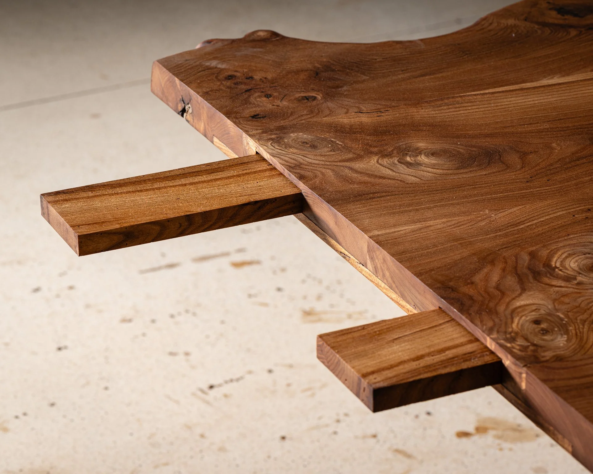 Elm wood dining table hand made in france. Natural edge table. Table a manger fabrique en france. Table Bois massif