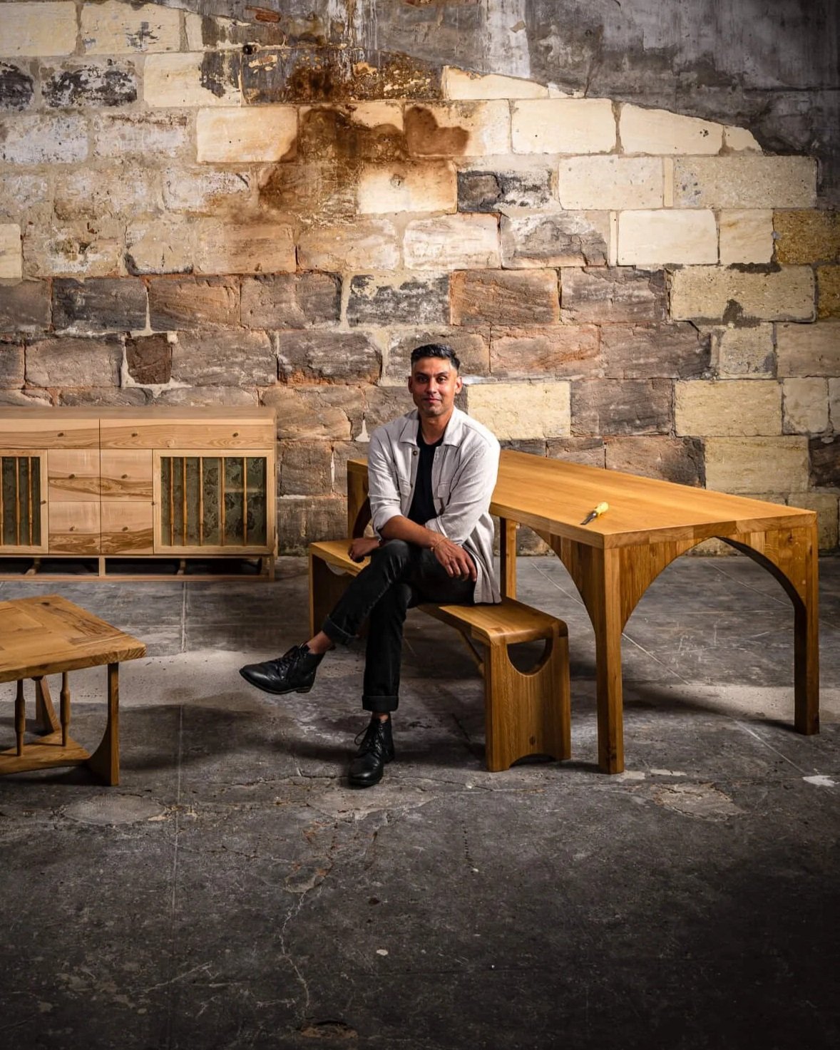 Fondateur de Goat Lab Furniture et ébéniste, dans l'atelier à Bordeaux