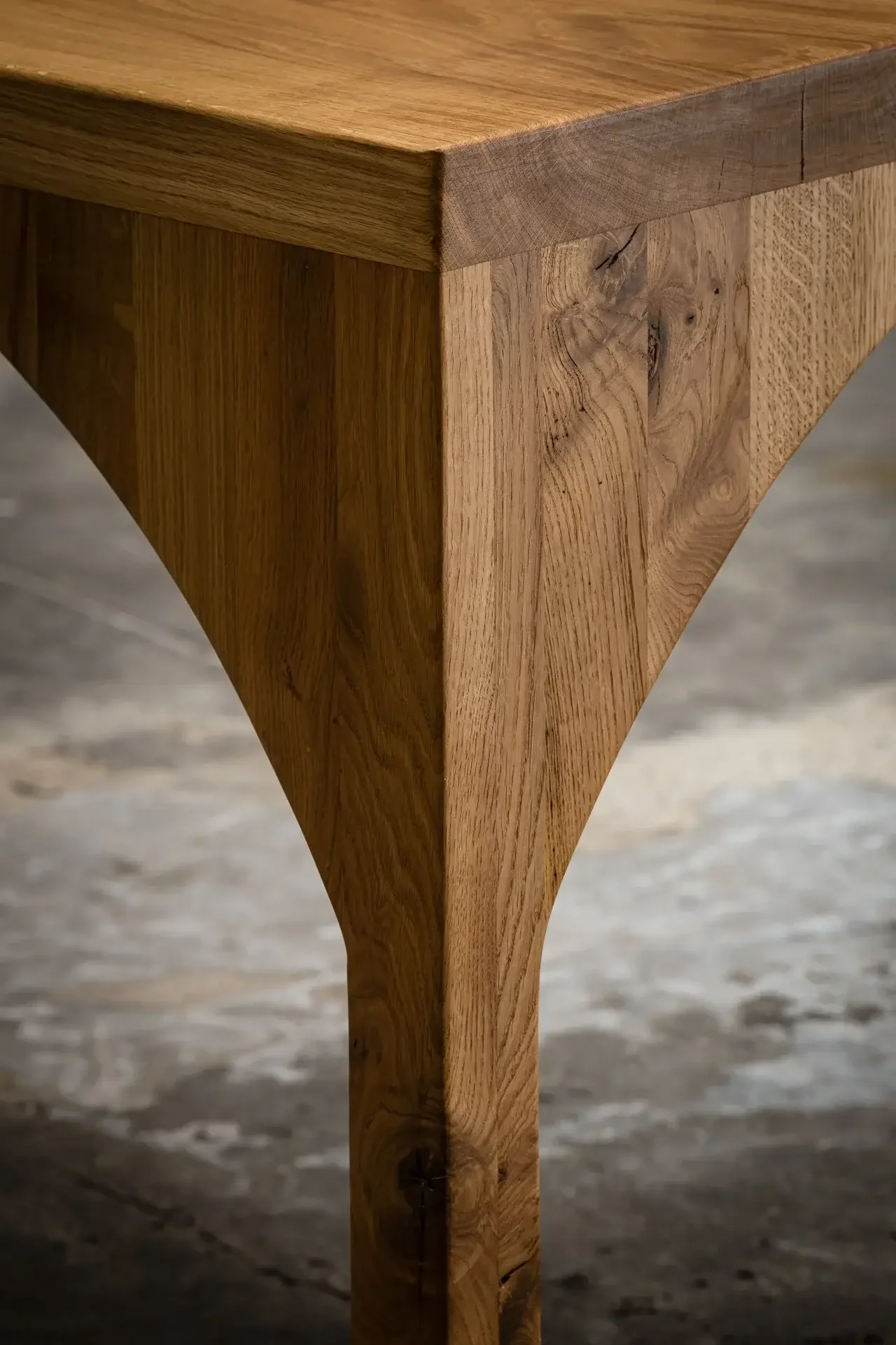 Zoom sur le pied de la table en bois massif Bamba, création Goat Lab Furniture