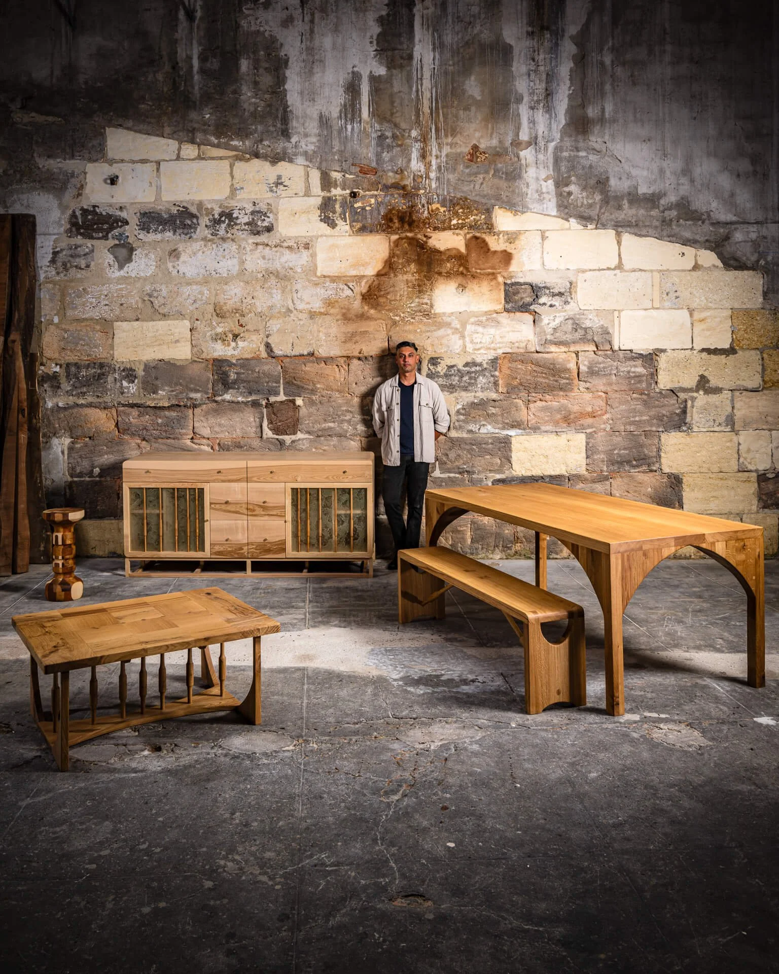 Le fondateur de Goat Lab Furniture et ébéniste, avec une partie de la collection Bamba, meubles contemporains en bois massifs, fabriqués à Bordeaux
