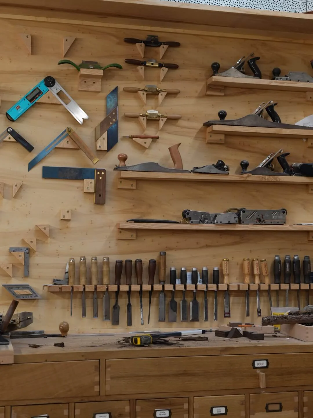 Outils ébéniste atelier Goat Lab Furniture à Bordeaux