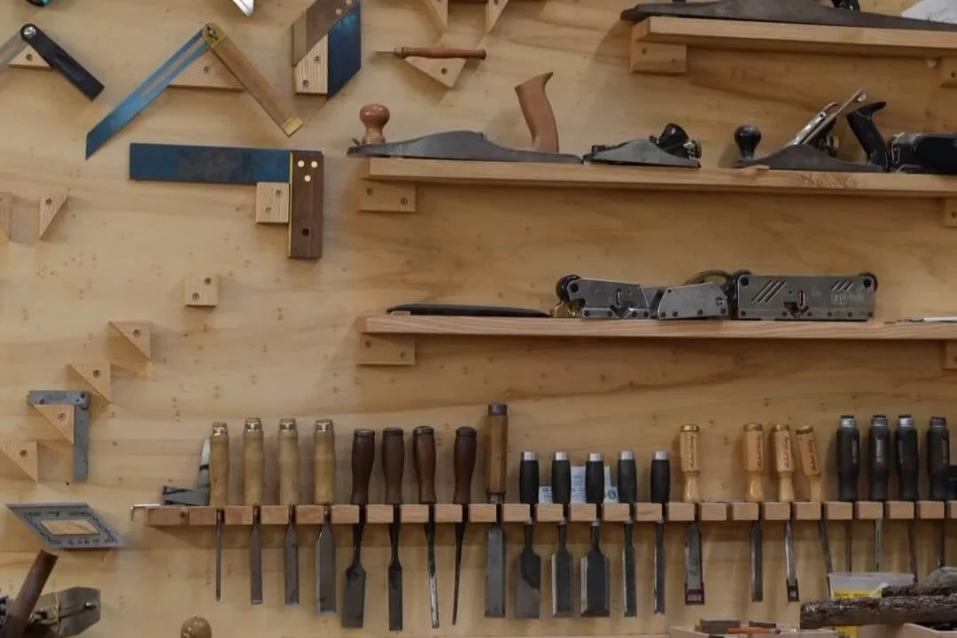 Un mur d'outils des ébénistes de l'atelier goat lab furniture à Bordeaux