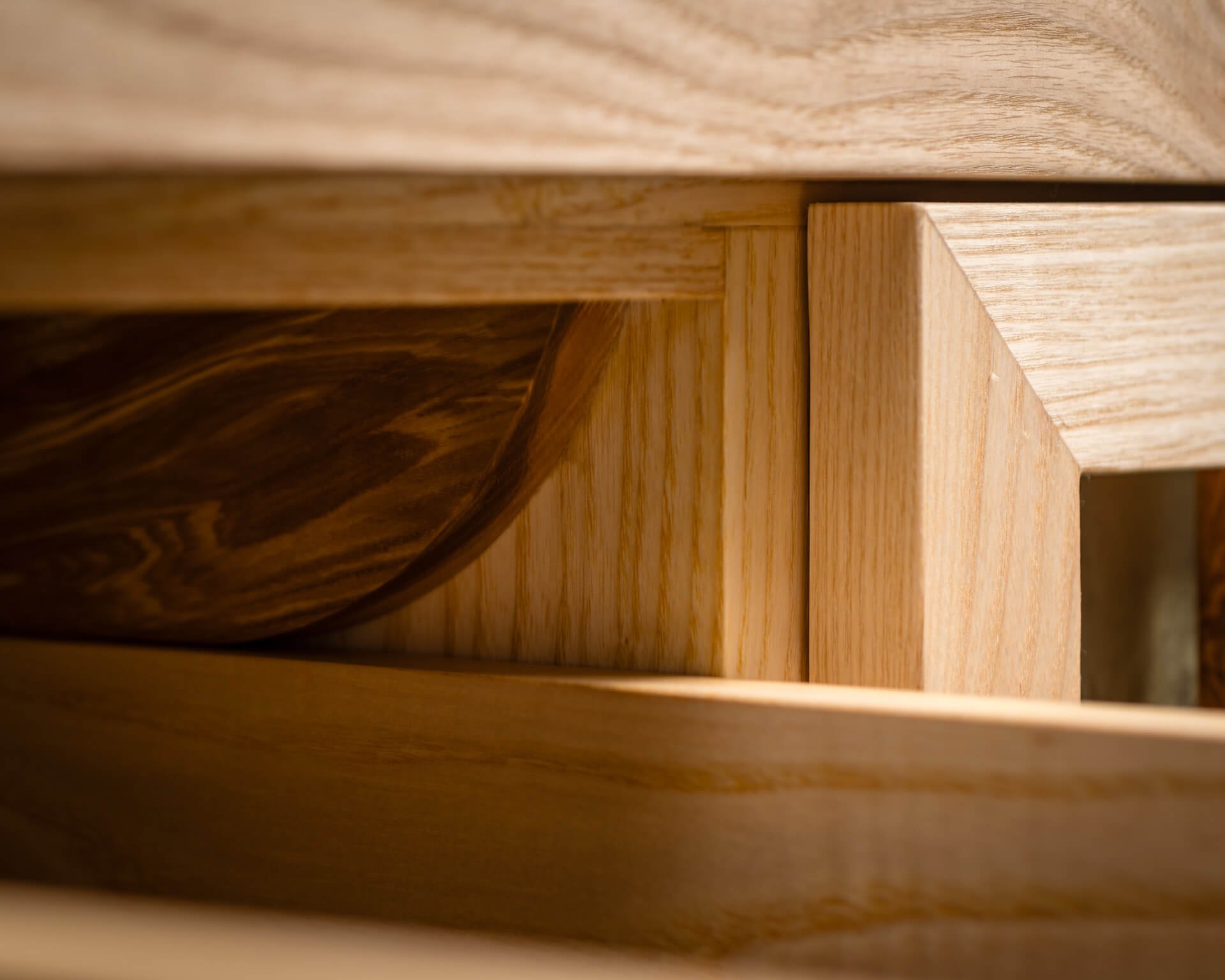 Zoom sur un meuble en bois massif faisant partie d'une collection Goat Lab Furniture