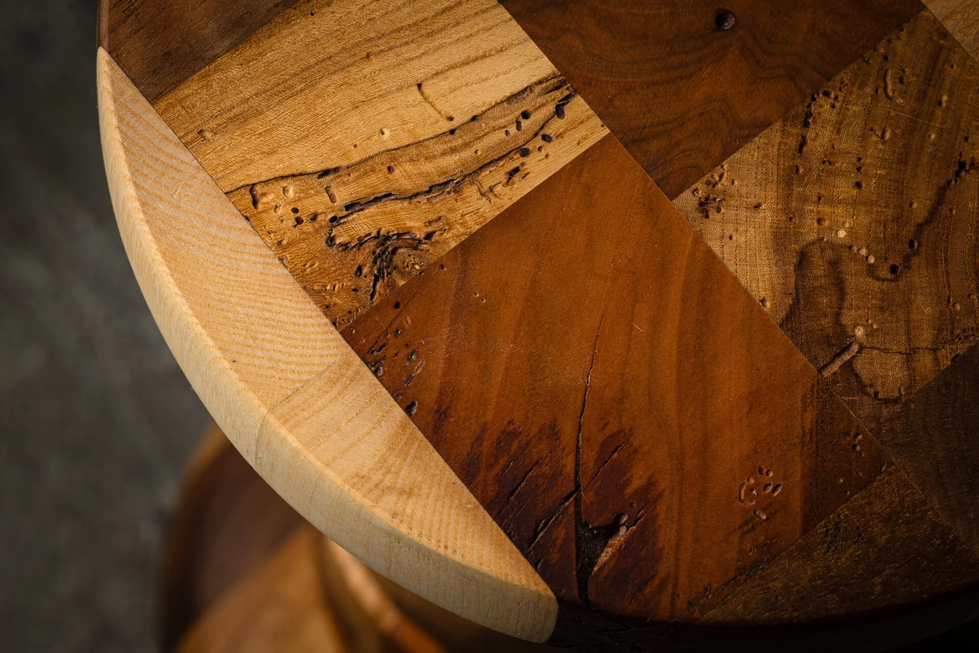Zoom sur la table d'appoint Bamba en bois massifs, pièce unique fabriquée dans l'atelier Goat Lab Furniture