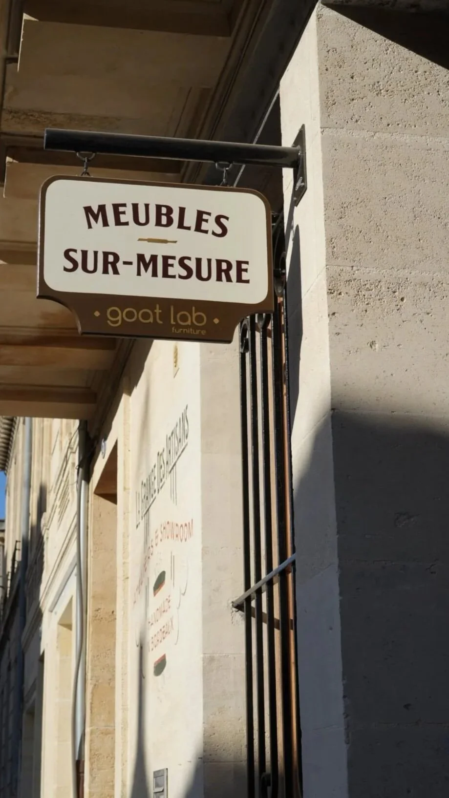 Devanture de l'atelier Goat Lab Furniture, 75 rue Lagrange, 33000 Bordeaux. Meubles en bois massif, projet sur-mesure
