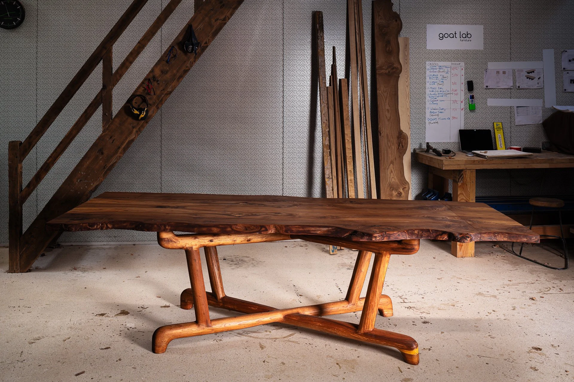Elm wood dining table hand made in france. Natural edge table. Table a manger fabrique en france. Table Bois massif