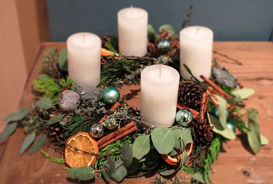 adventskranz-mit-kerzen-und-deko-r0d86yq1.jpeg