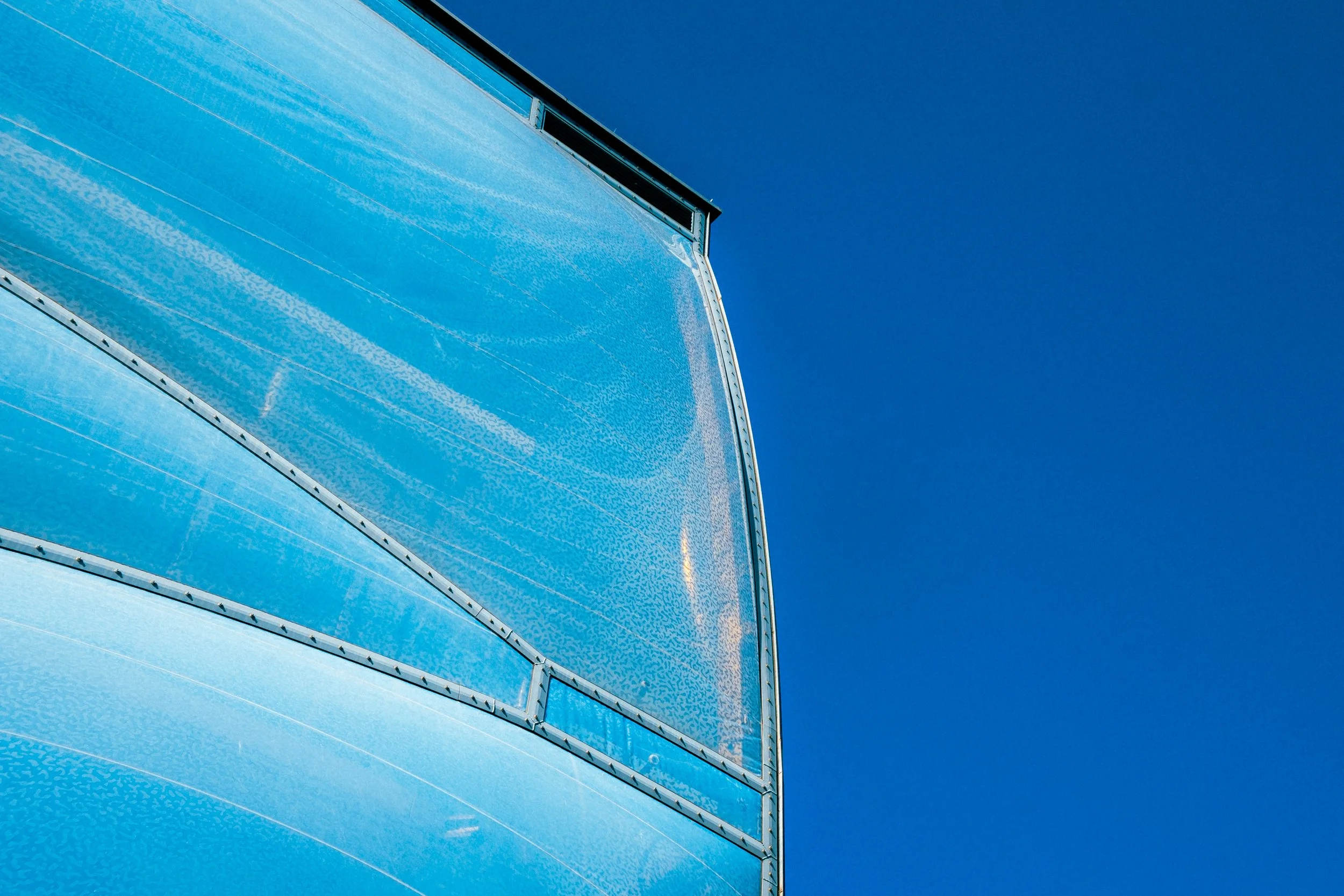 Structure métallique bleue contre un ciel bleu.