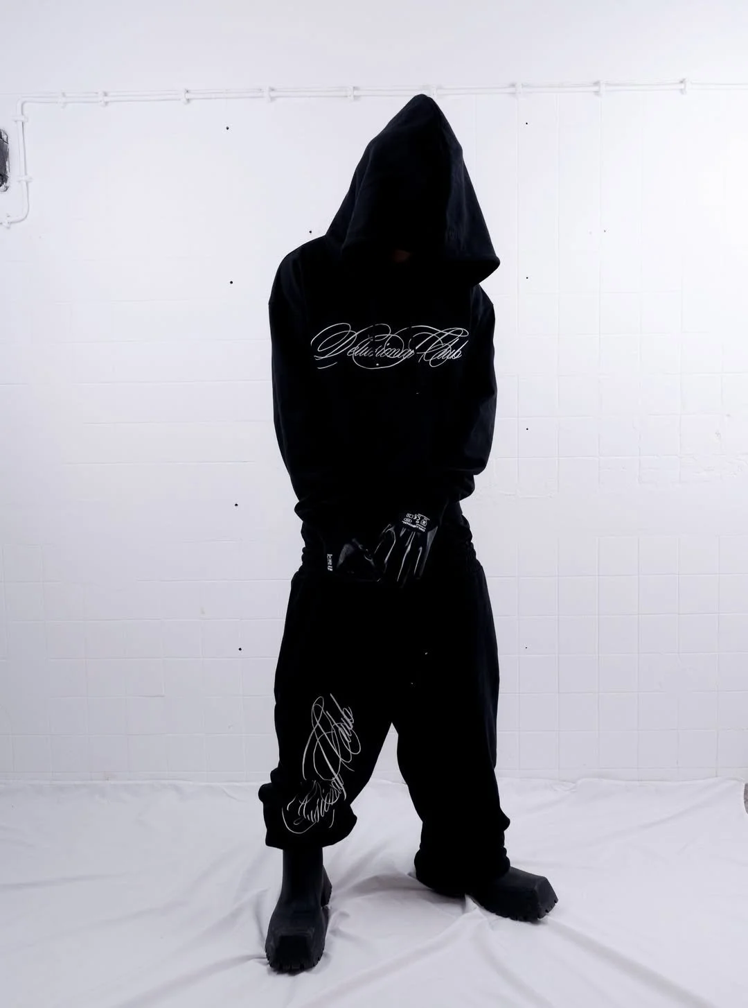 NEW TRACKSUIT SET. FULL FIT AVAILABLE ONLINE WWW.DELUSIONAL-CLUB.COMLOOK 2MODEL- @morei.rox SHOT.jpg