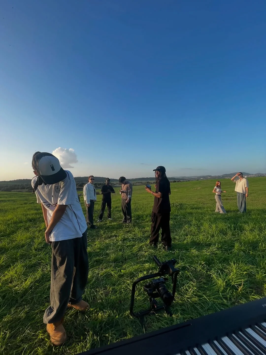 Já saiu o clip da Pedi Demais, obrigada a todos os meus amigos lindos por mais uma vez entrarem .jpg