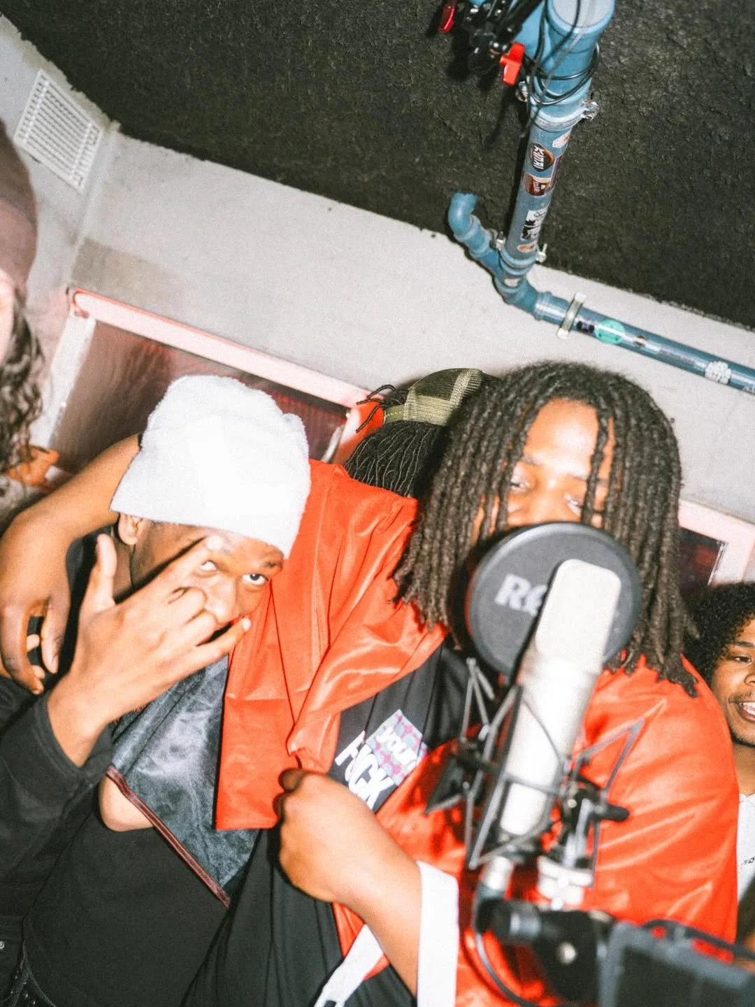 @junkiemoneytv x @sonofagun.eu live set for @esrlive 📸- @goncalomdcastro.jpg