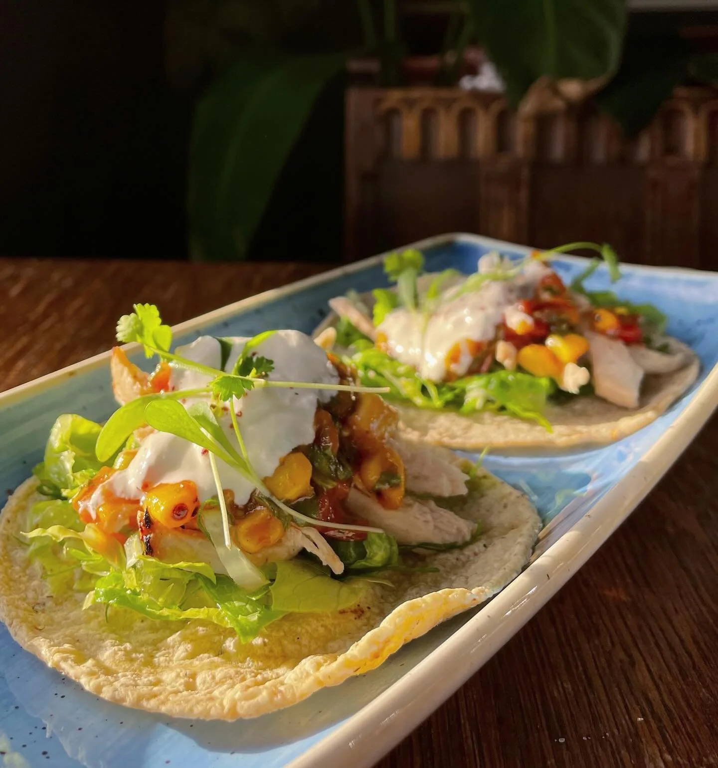 Flavour packed and hard to resist 🌮Shredded chicken tacos with lettuce, sweetcorn salsa and sour cream. Pair with a cold pint? 🍺 
#thethreestags #londonpubs #taco #pubgrub #smallplates #tacotime #kennington #waterloo